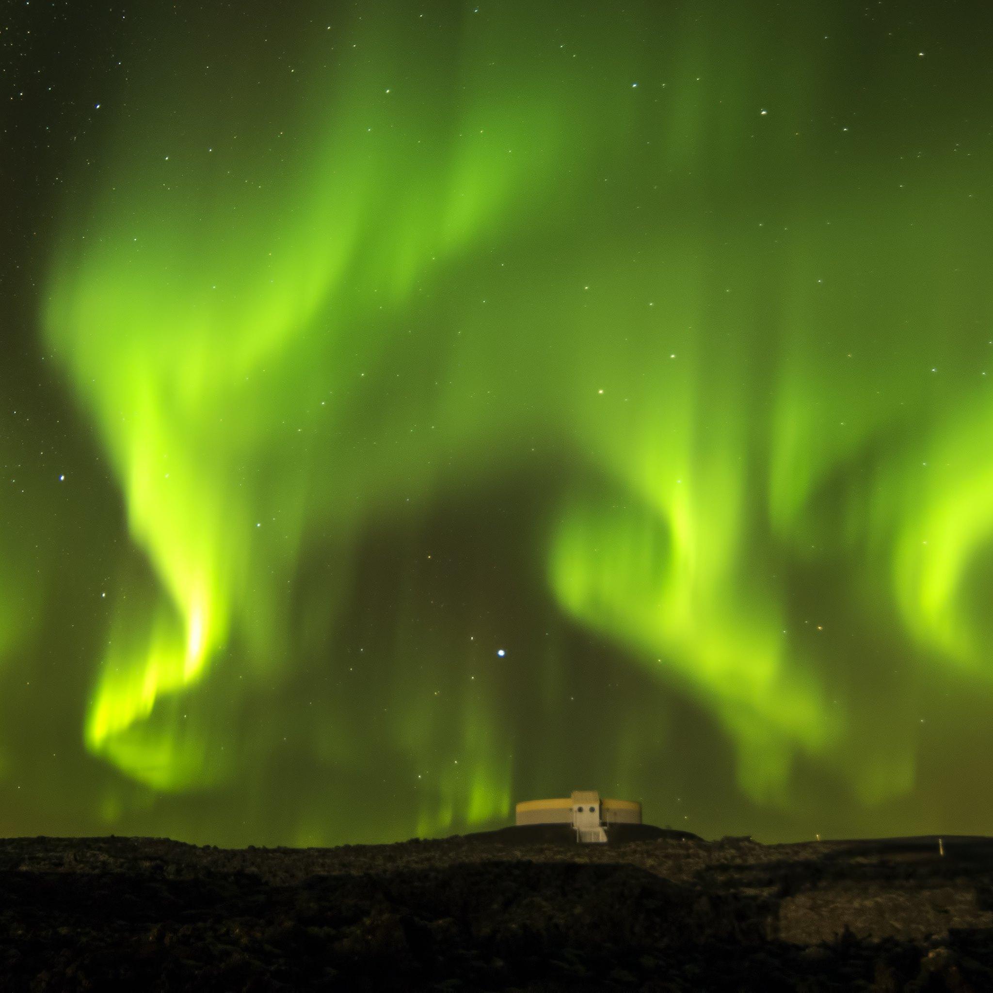 2048x2048 northern lights live wallpaper, aurora, green, sky, nature, geological phenomenon