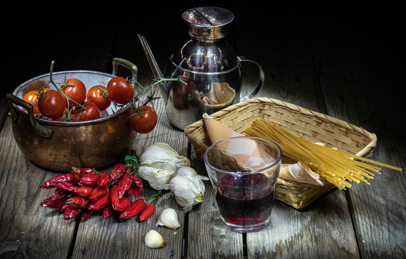 1332x850 Wallpaper spaghetti, garlic, oil and hot peppers, glass of wine, good food, painting with light, food image for desktop, section еда
