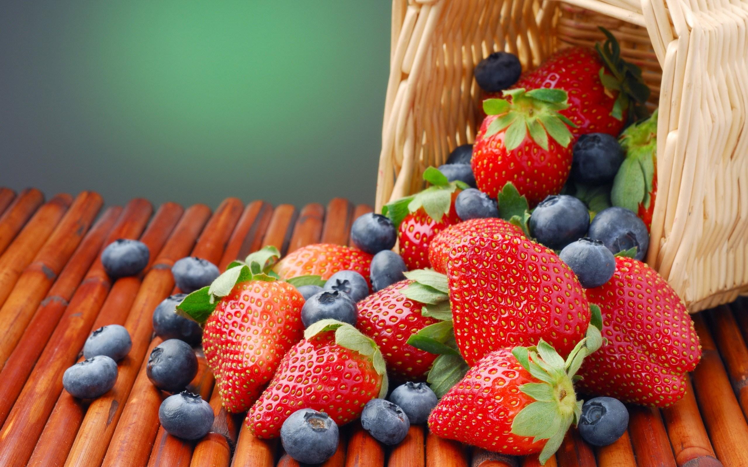 2560x1600 Strawberries And Blueberries Wallpaper [2560x1600]