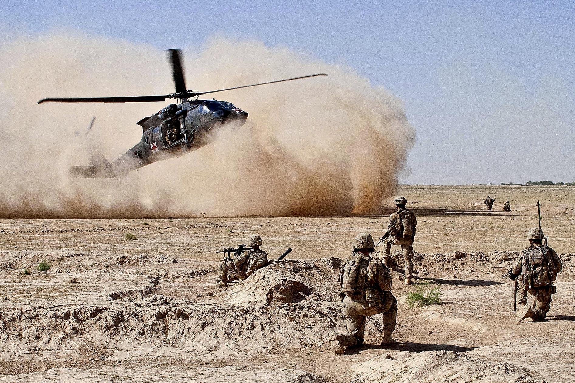 1893x1262 A UH 60 Black Hawk Medical Evacuation Helicopter Lands As U.S. Army Paratroopers Secure The Area
