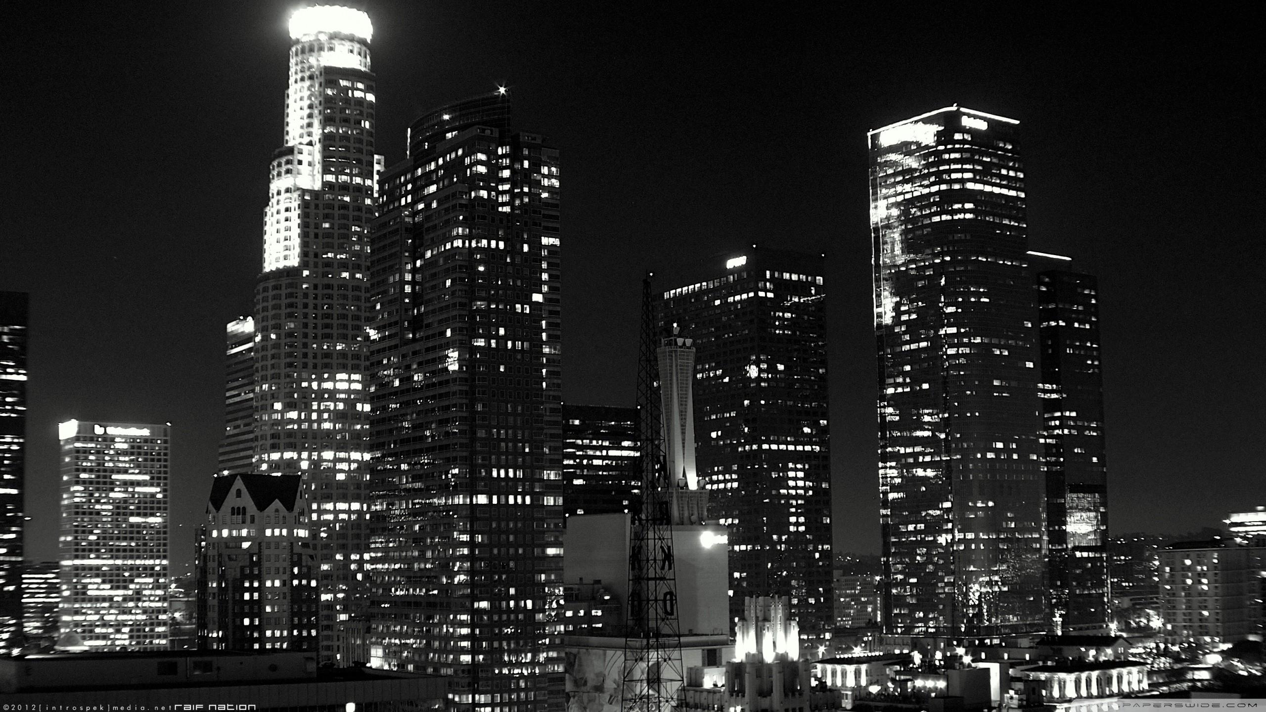 2560x1440 Black and White Buildings On Wallpaper