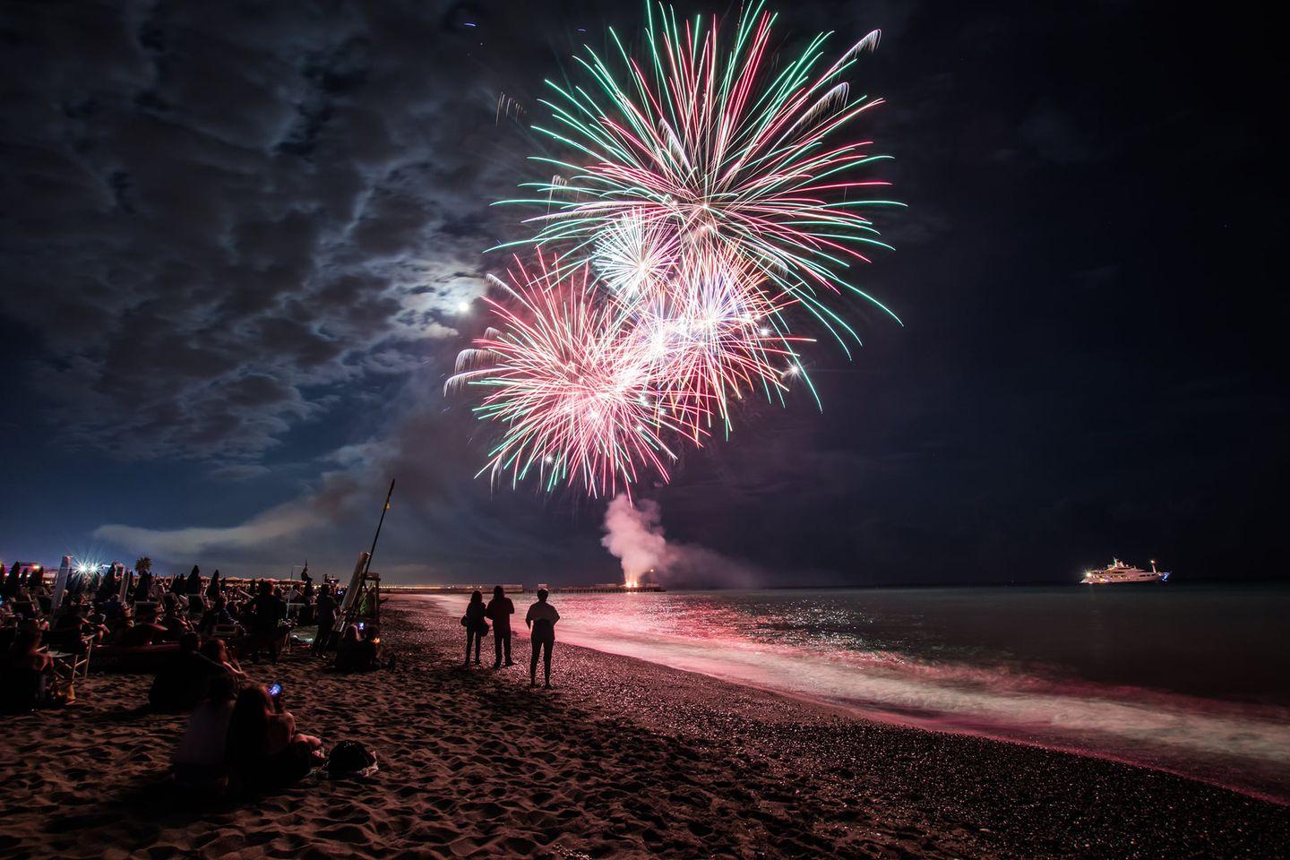 1440x960 Margate beaches closed to set up for 4th of July fireworks