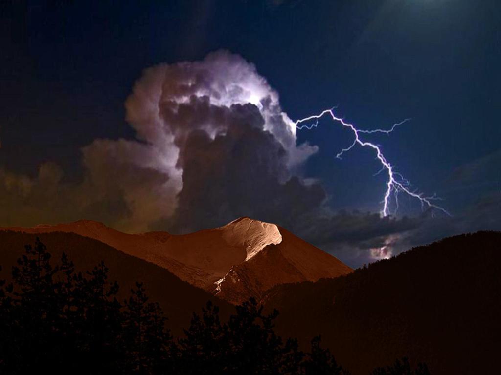 1024x768 Thunder Shows Beautiful Mountain Lightning Wallpaper HD Image