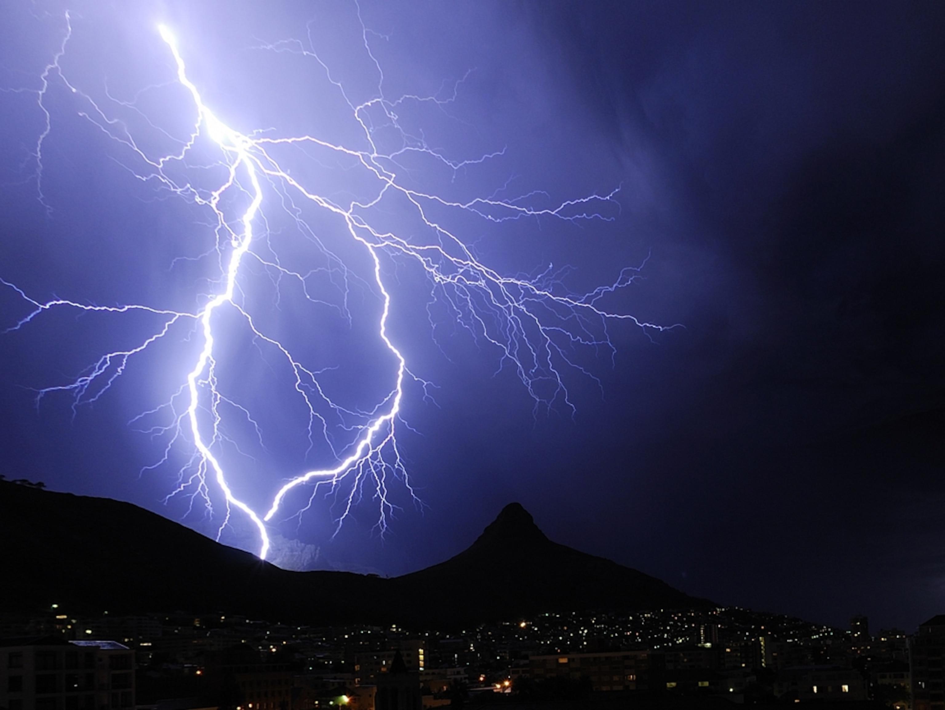 3072x2306 Lightning Picture