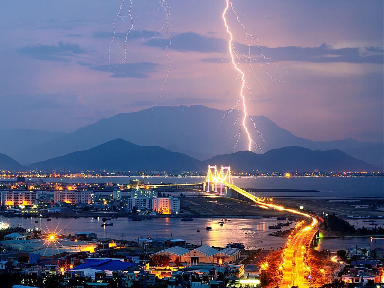 1280x960 Download wallpaper 1280x960 city, night, lights, mountains, lightning standard 4:3 HD background