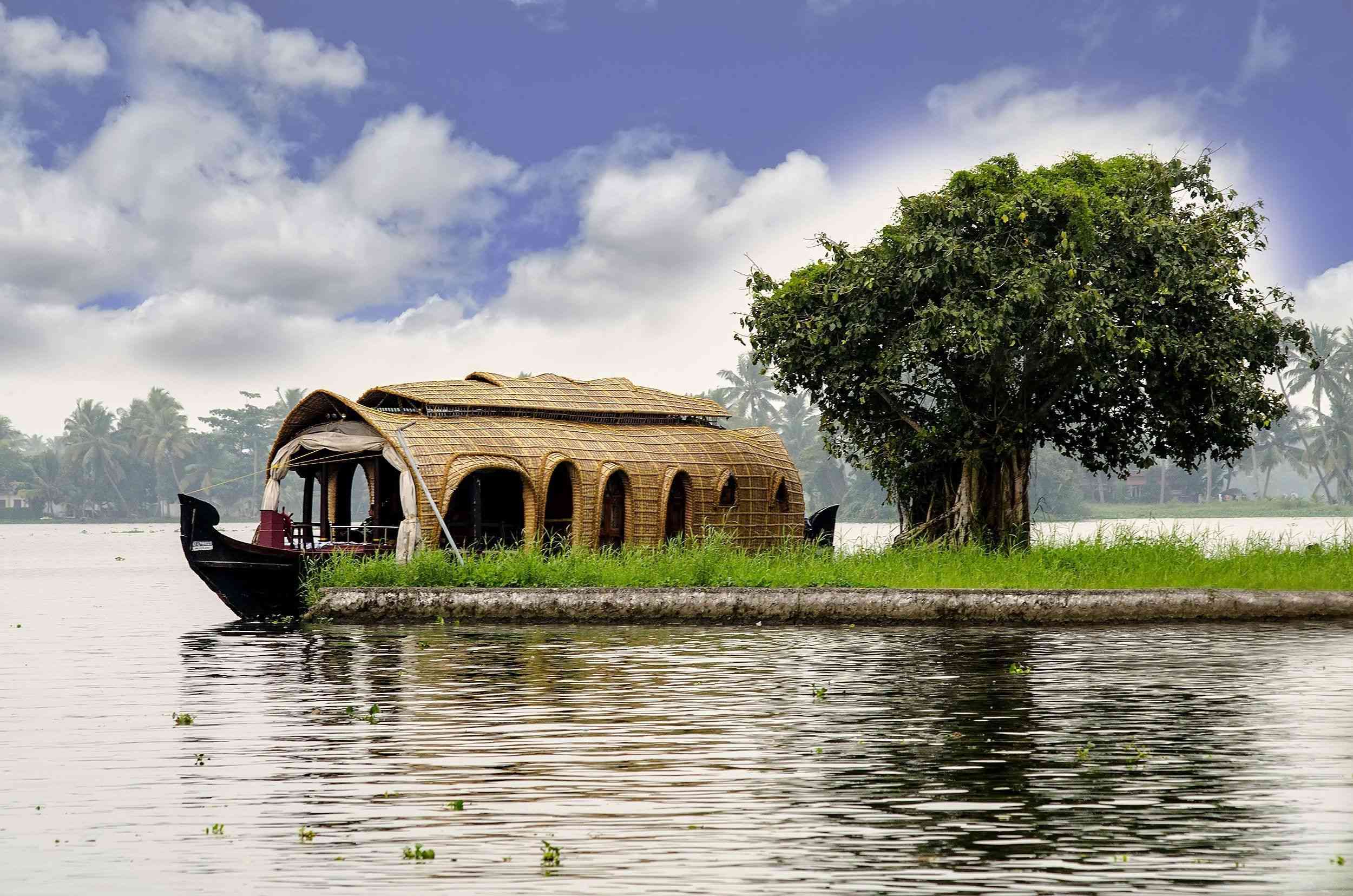 2500x1656 Exotic Houseboat Photo That Will Convince You That Your Next Vacation Should Be On One