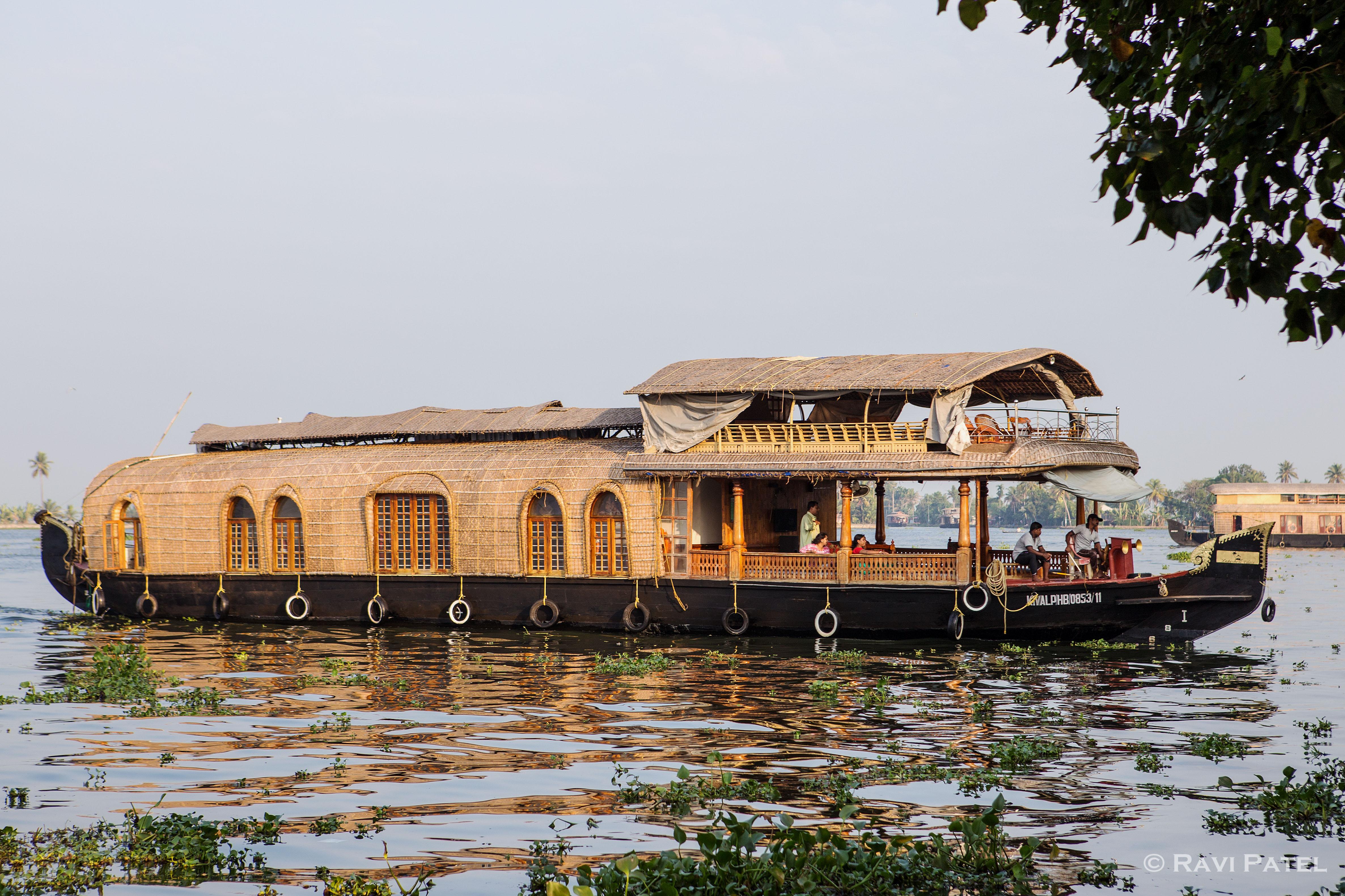 4745x3163 A Large Houseboat