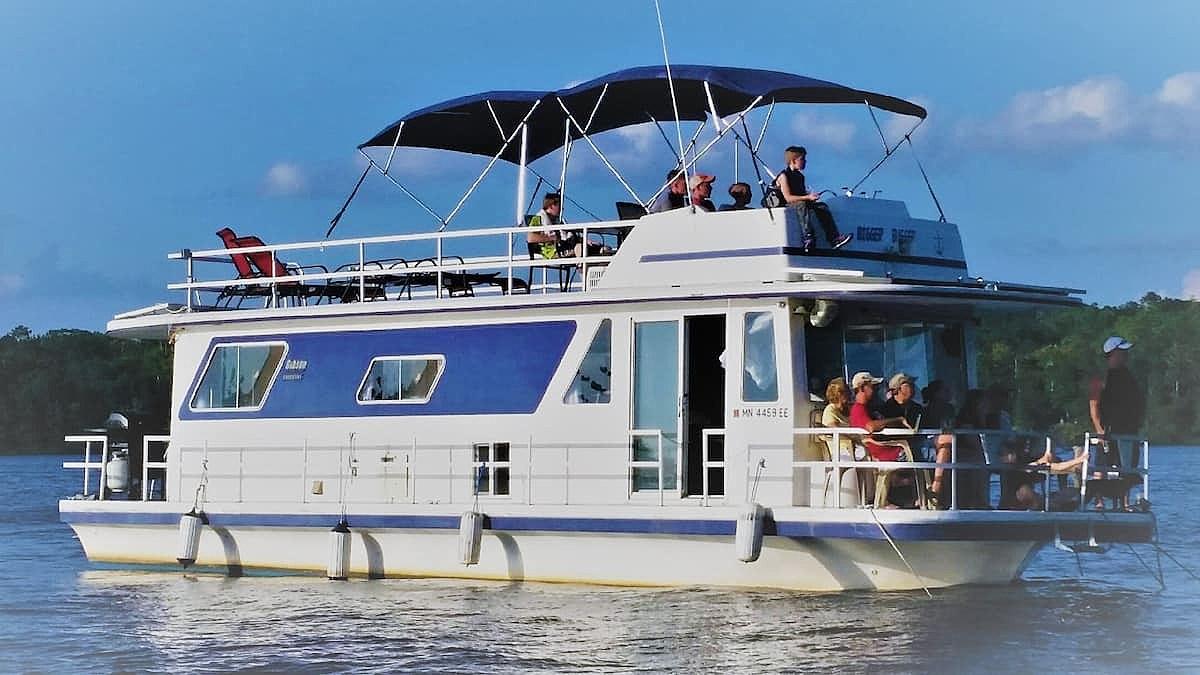 1200x675 Check Out this Airbnb Houseboat for Rent on the Mississippi River