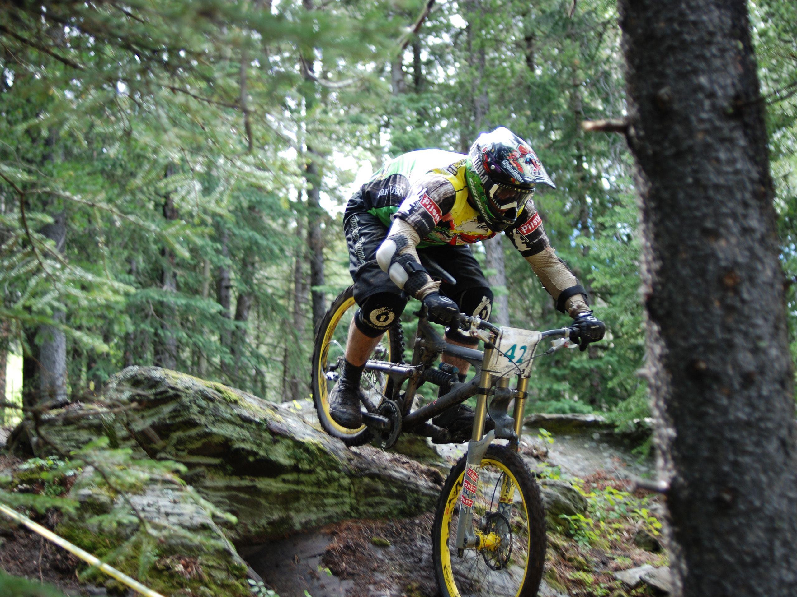 2560x1920 Mountain Biking Wallpaper
