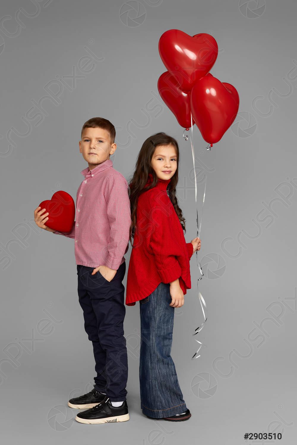 1000x1500 Couple of little girl and boy with red heart balloons
