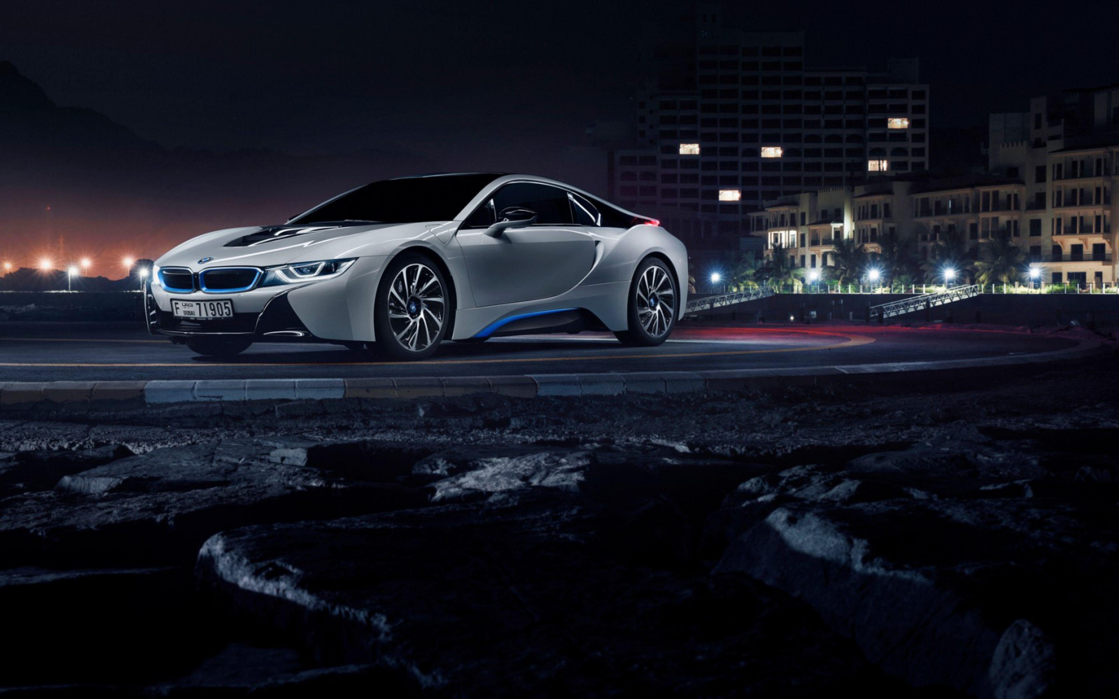 3840x2400 Hình ảnh BMW BMW i8 (màu trắng, nhìn bên, ban đêm) Hình nền HD