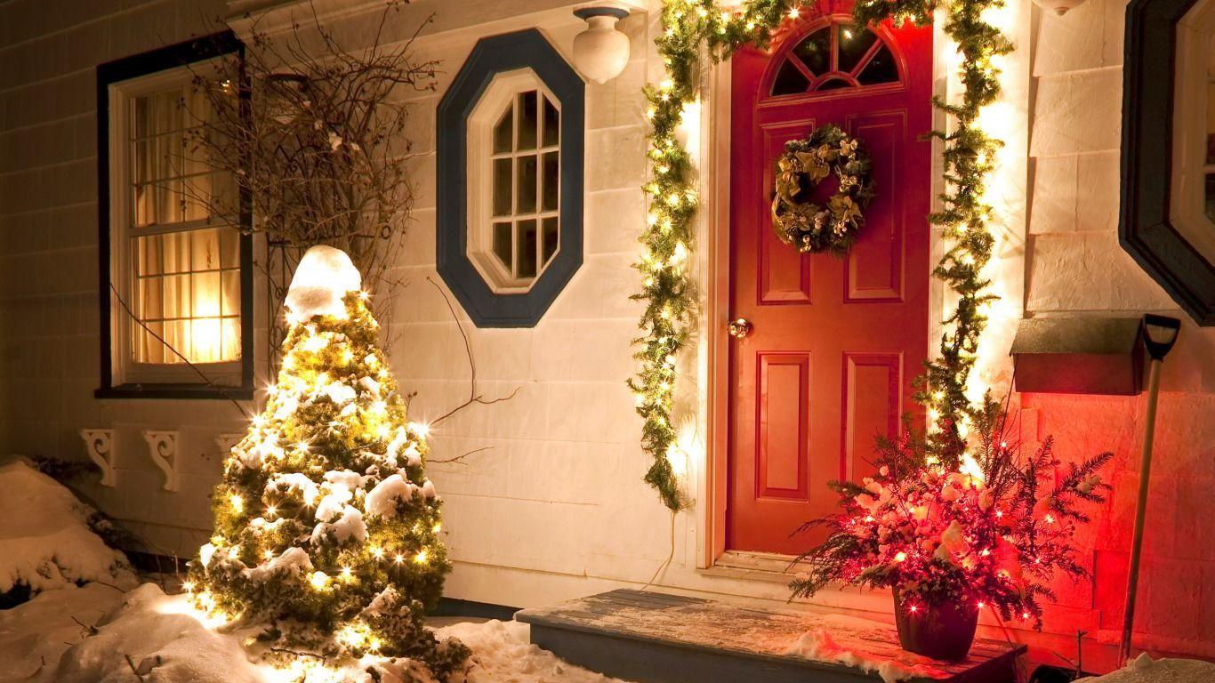 1366x768 Christmas Wreath On Door Wallpaper #ChristmasWreathOnDoorW