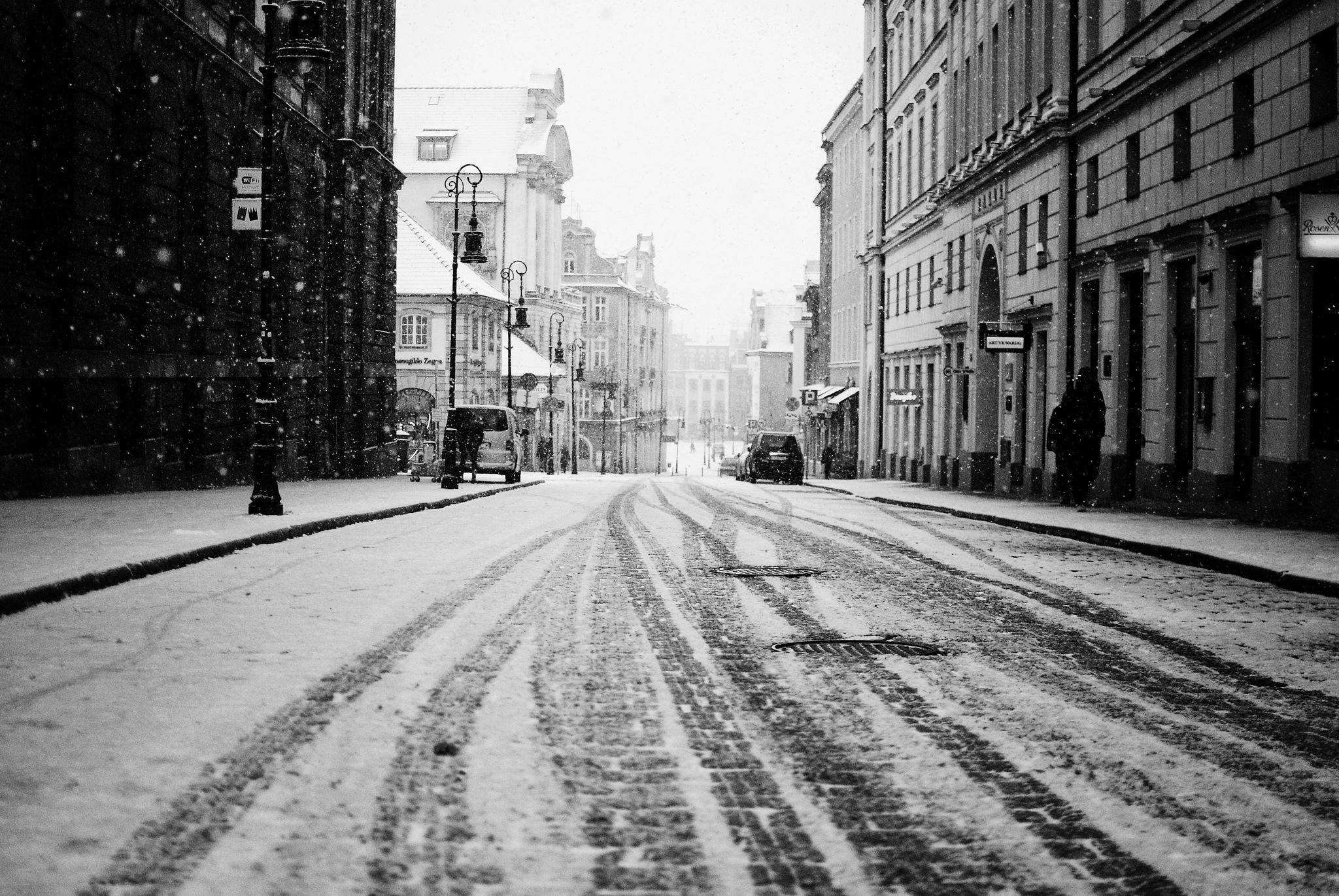 2048x1371 City road snow street buildings houses people cars tracks winter black white wallpaperx1371