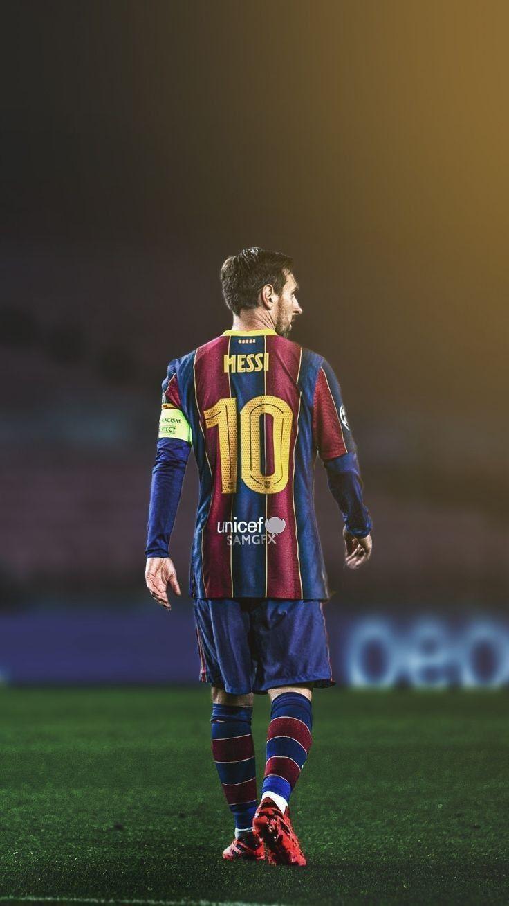 Những hình nền Full HD Messi chắc chắn sẽ làm hài lòng mọi người yêu thích anh chàng tài ba trong những buổi sáng khi bắt đầu công việc hoặc thư giãn. Bạn sẽ không thể rời mắt khỏi hình ảnh tuyệt đẹp của anh chàng trên nền xanh tươi sáng.