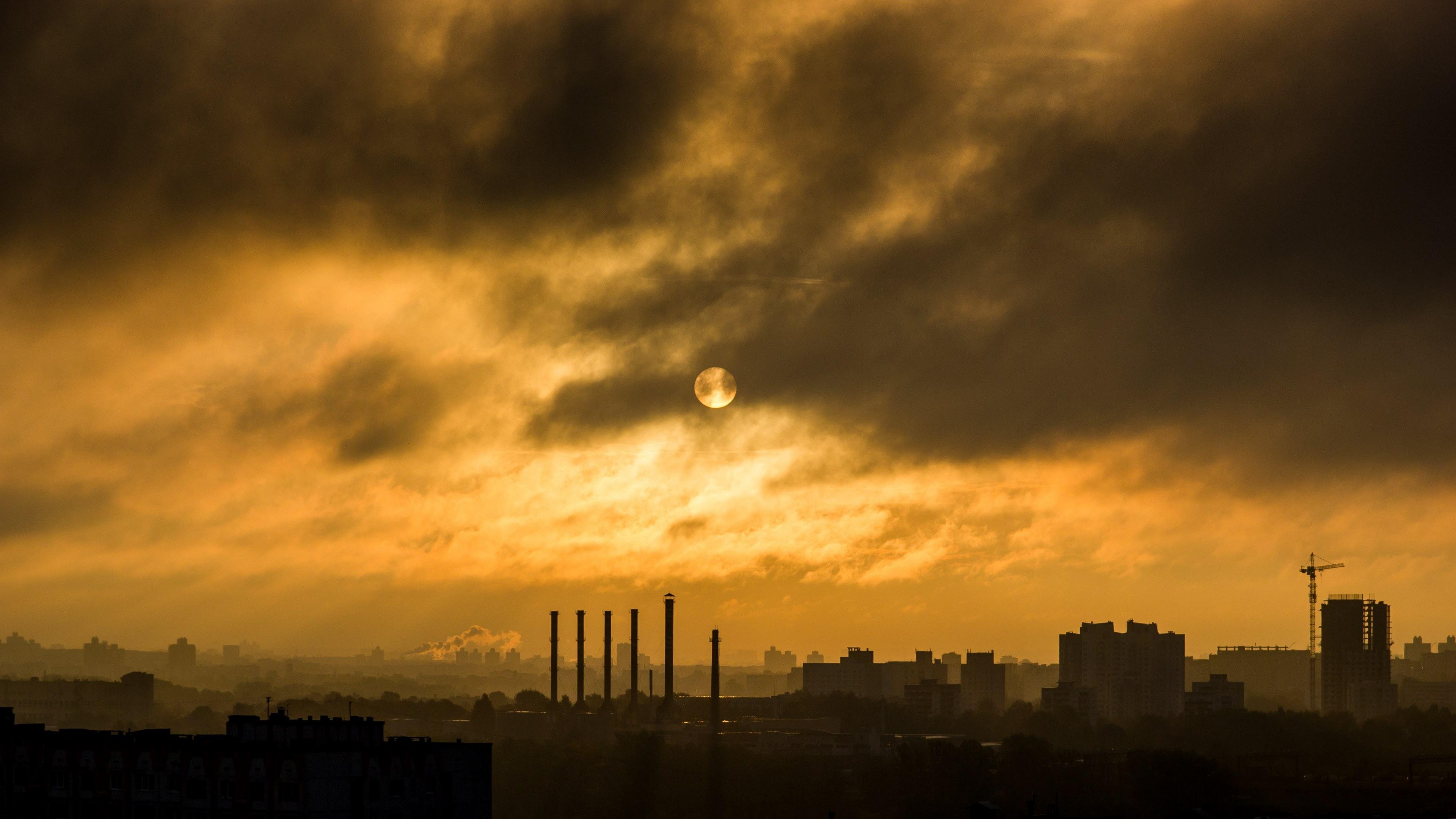 3840x2160 Wallpaper / the sun is surrounded by clouds above the city of minsk during sunset, _sun clouds minsk sunset 4k wallpaper free download
