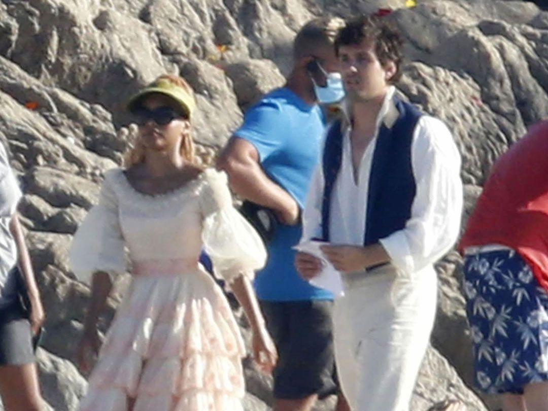 1080x810 Halle Bailey, Jonah Hauer King Film Little Mermaid On Italian Beach