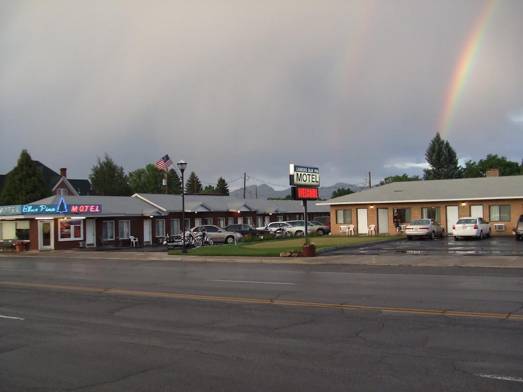 1024x768 Blue Pine Motel, Panguitch, UT