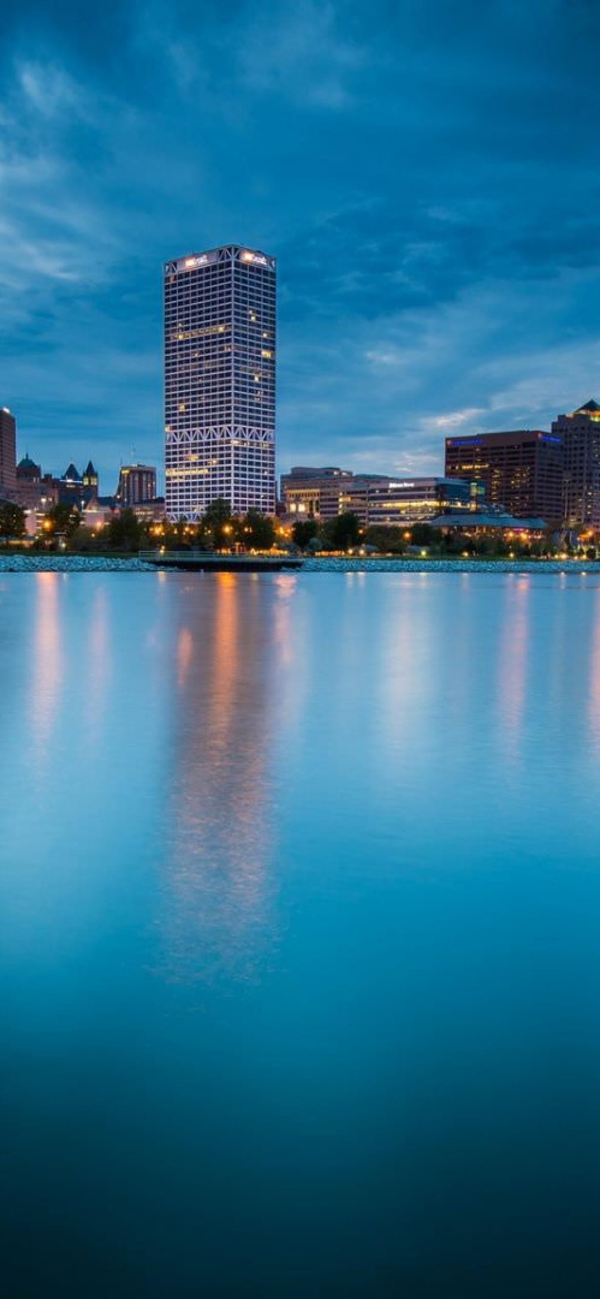 1170x2532 Download Milwaukee City Night 2020 4K Wallpaper