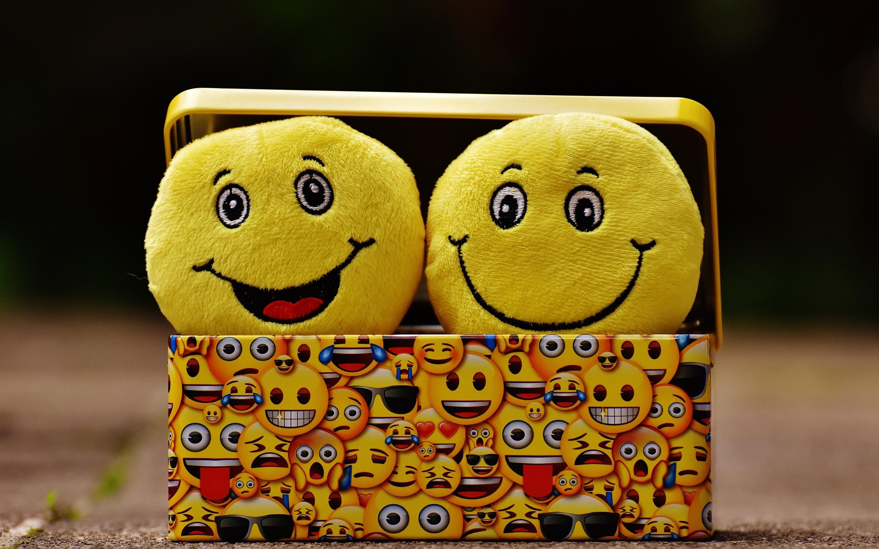2880x1800 Emoji Wallpaper 4K, Smileys, Yellow box, Cheerful, Smiling, Cute