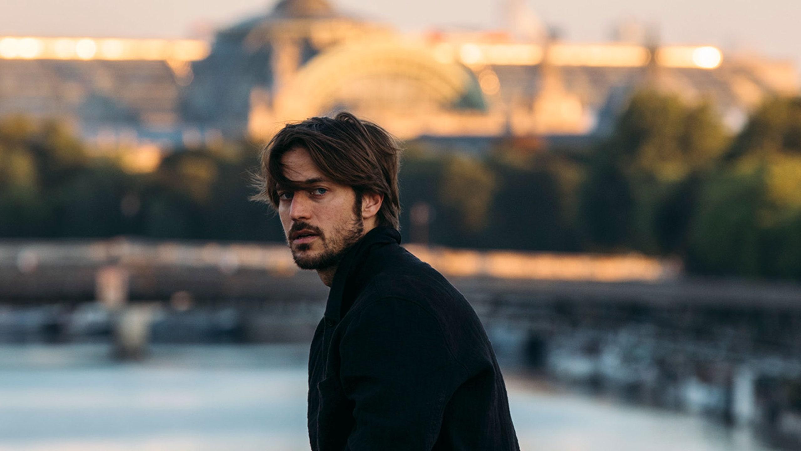 2560x1440 Emily In Paris' Gabriel, Lucas Bravo On Masculinity & More