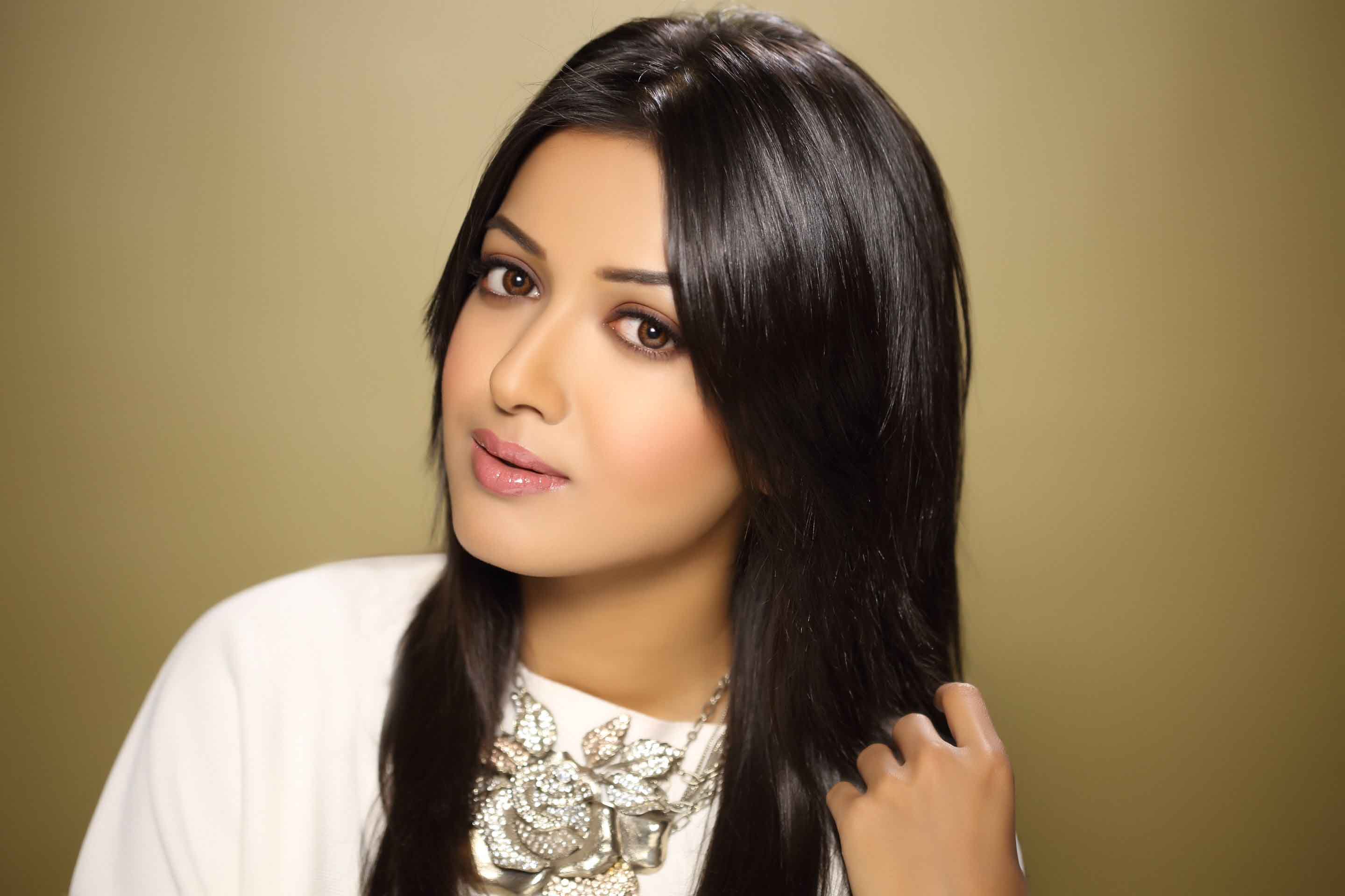 2880x1920 Catherine Tresa Indian Actress HD Wallpaper