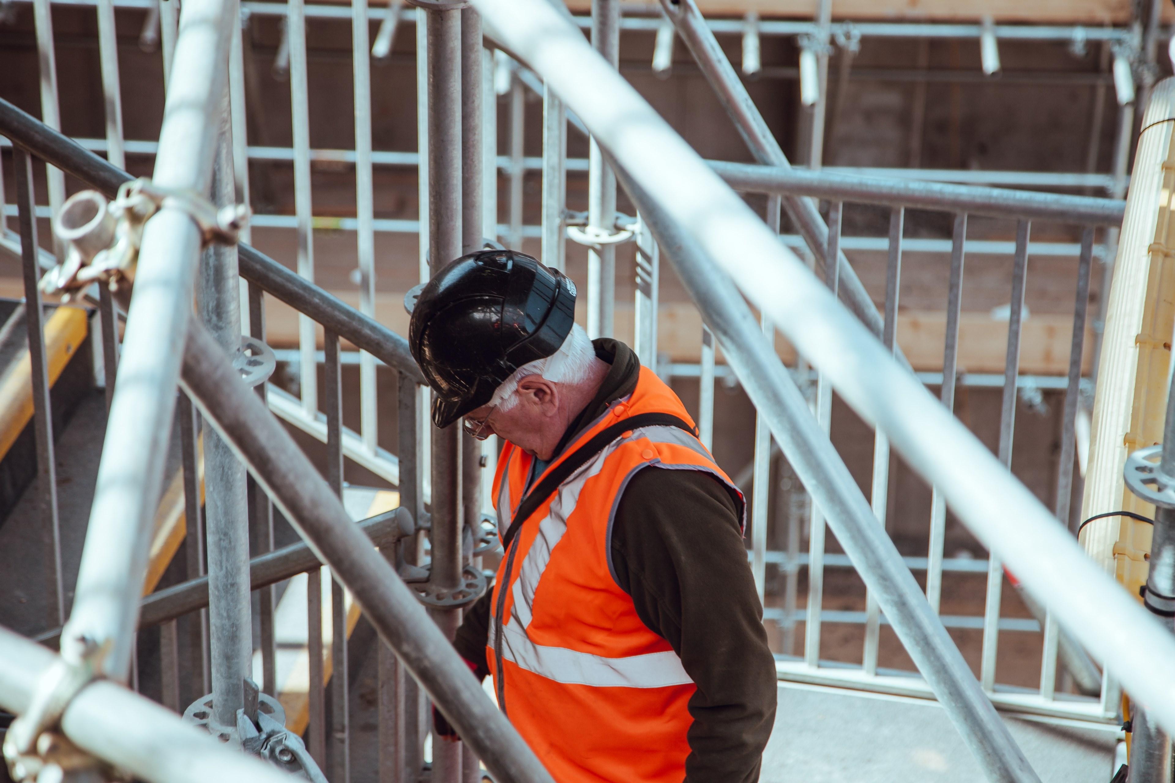 3840x2560 Wallpaper / a construction worker dressed with proper equipment at london work site, at a building site 4k wallpaper free download