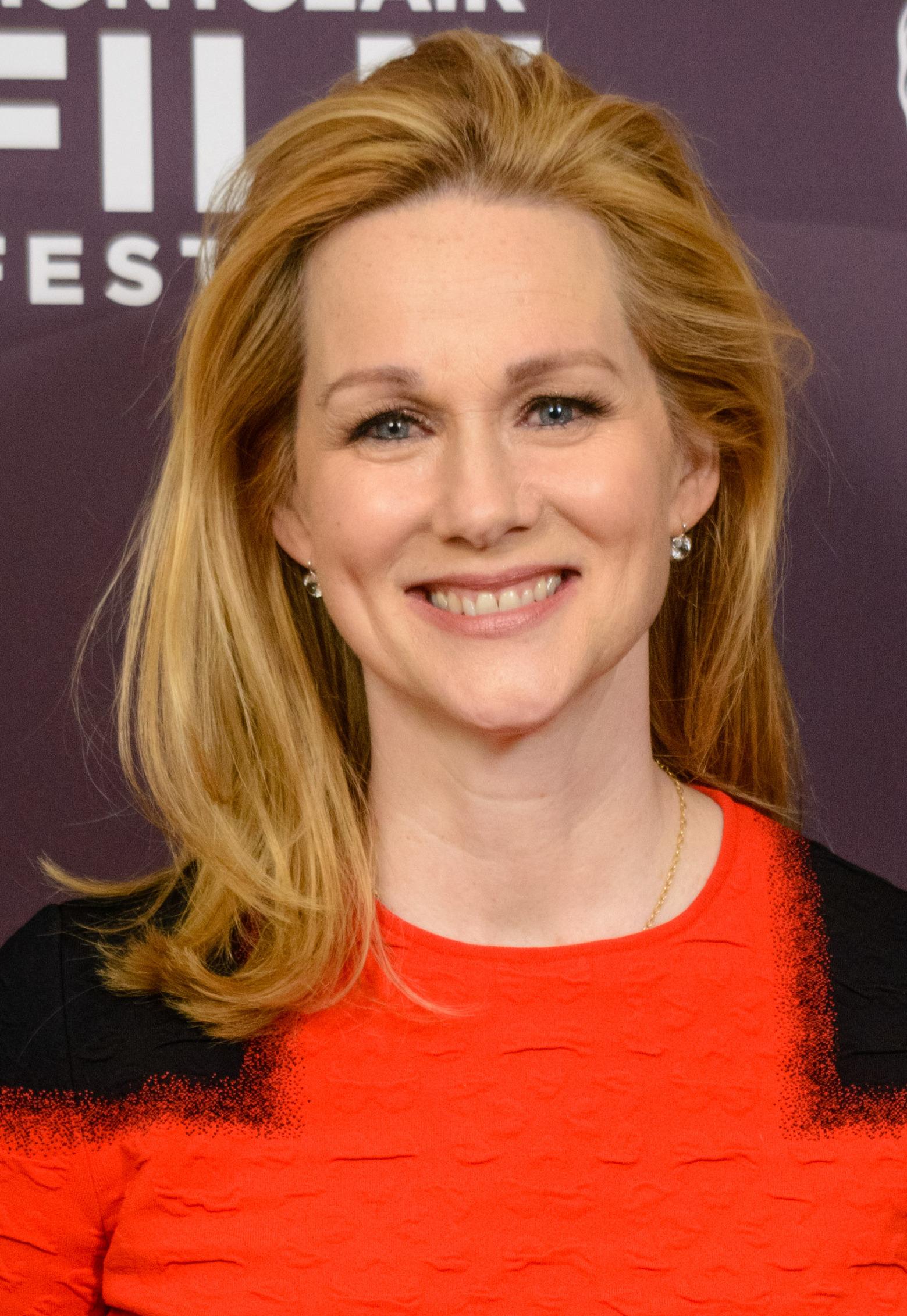 1559x2263 Laura Linney