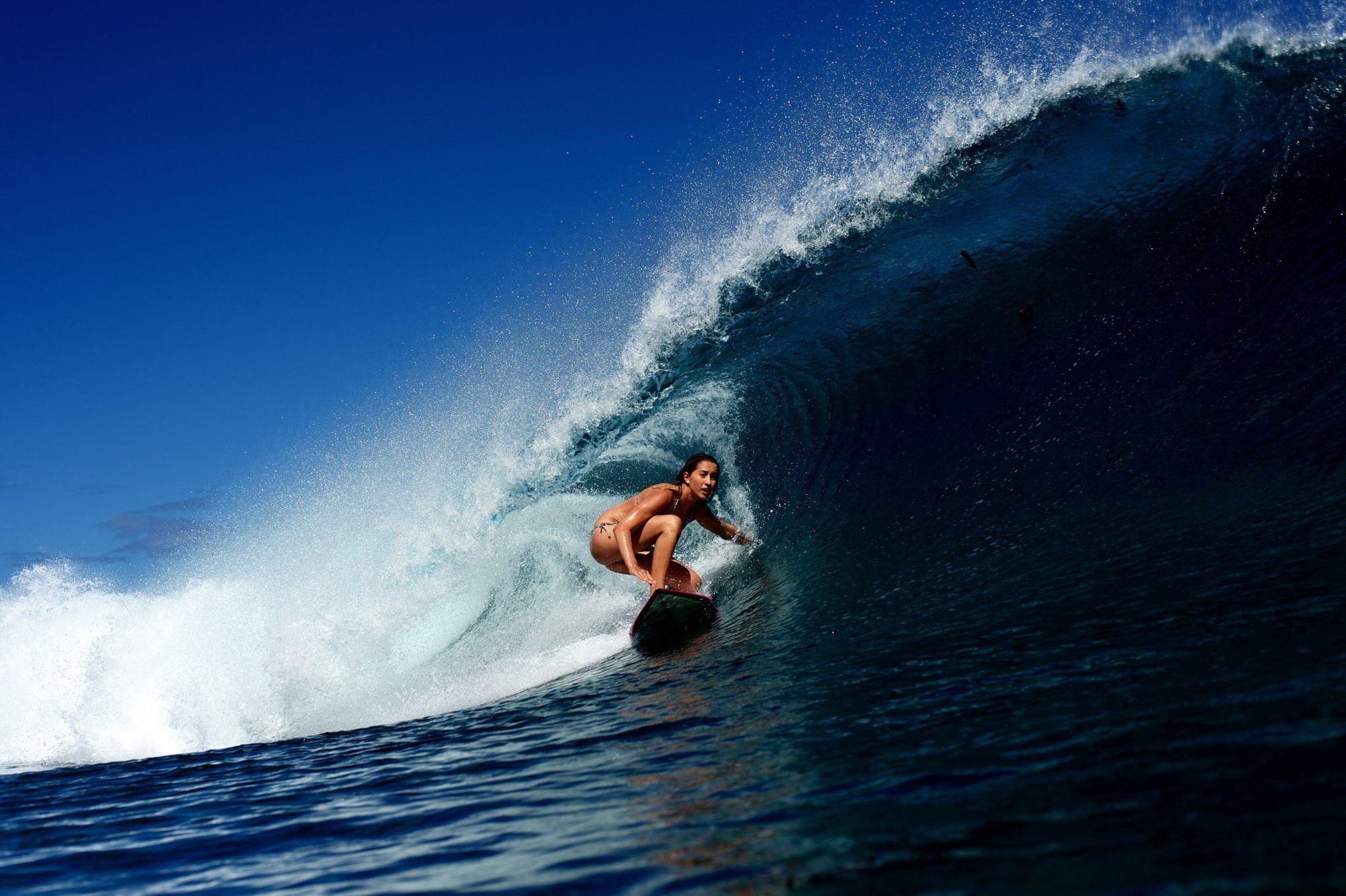 2000x1331 Women Surfers Wallpaper