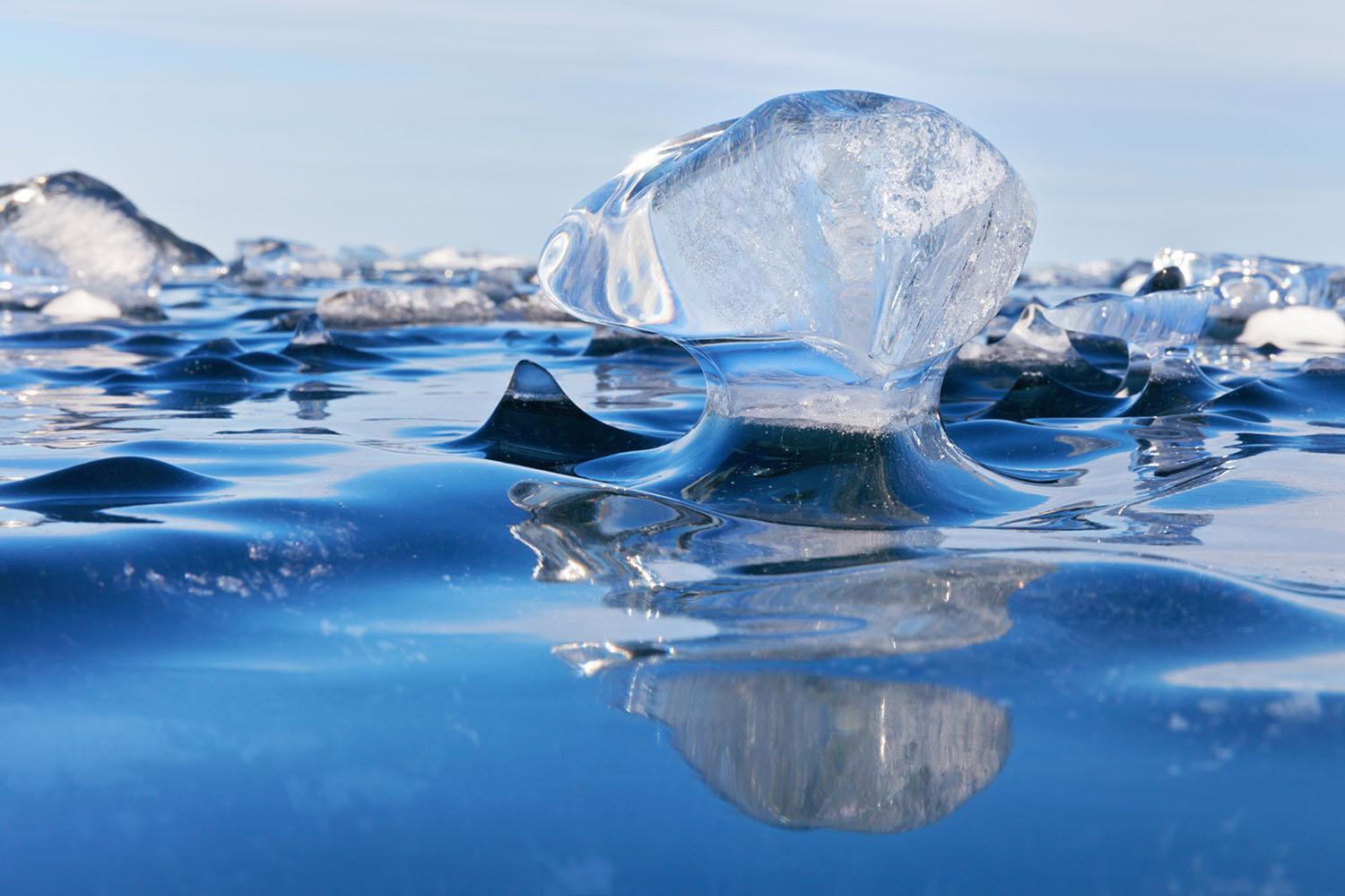 Lake baikal has the most in the. Озеро Байкал лед. Байкальский ледяной дзен. Ледяная вода. Вода со льдом.