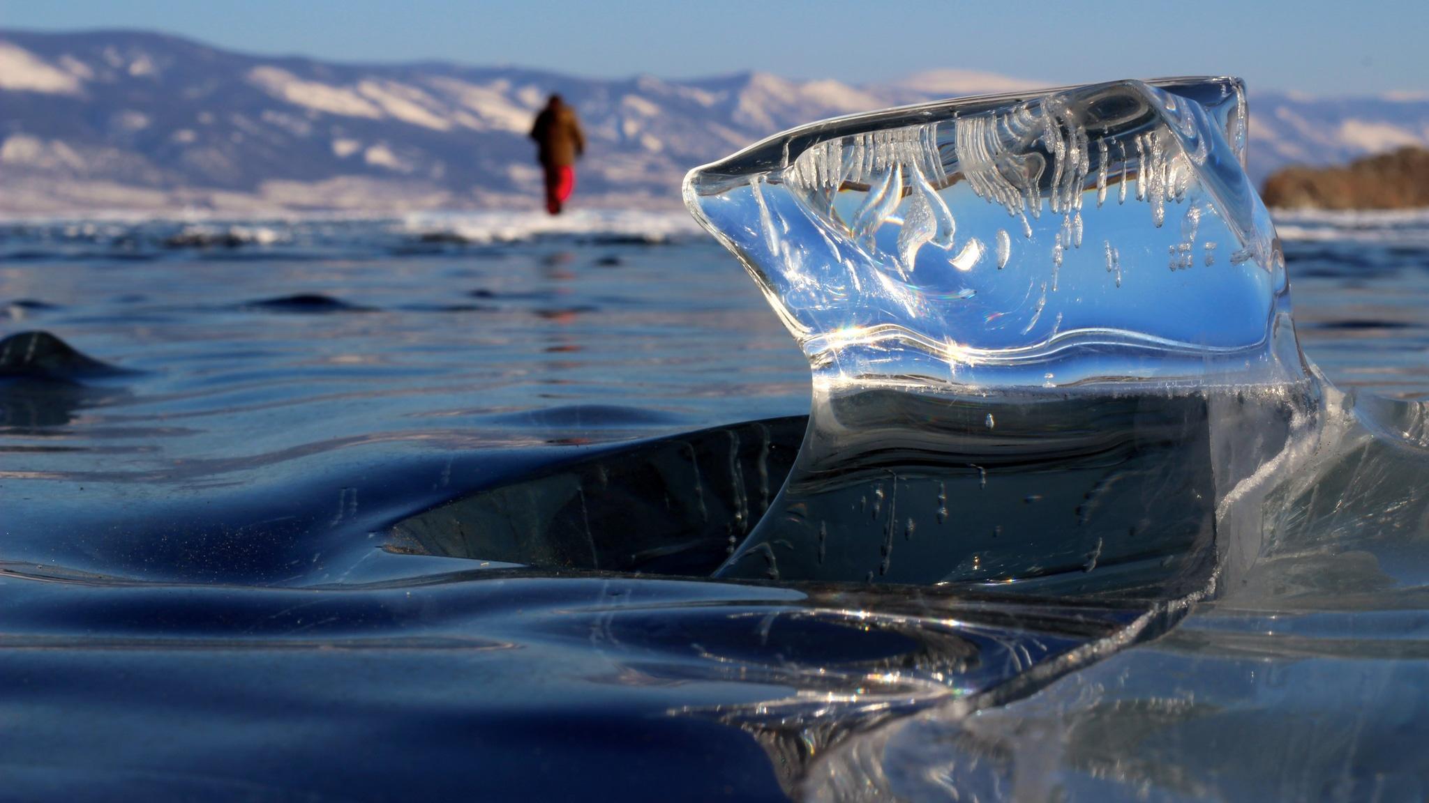 2048x1152 Wallpaper / nature, landscape, winter, snow, ice, Lake Baikal, Siberia, lake, men, Russia, water, mountains, depth of field, ice cubes free download