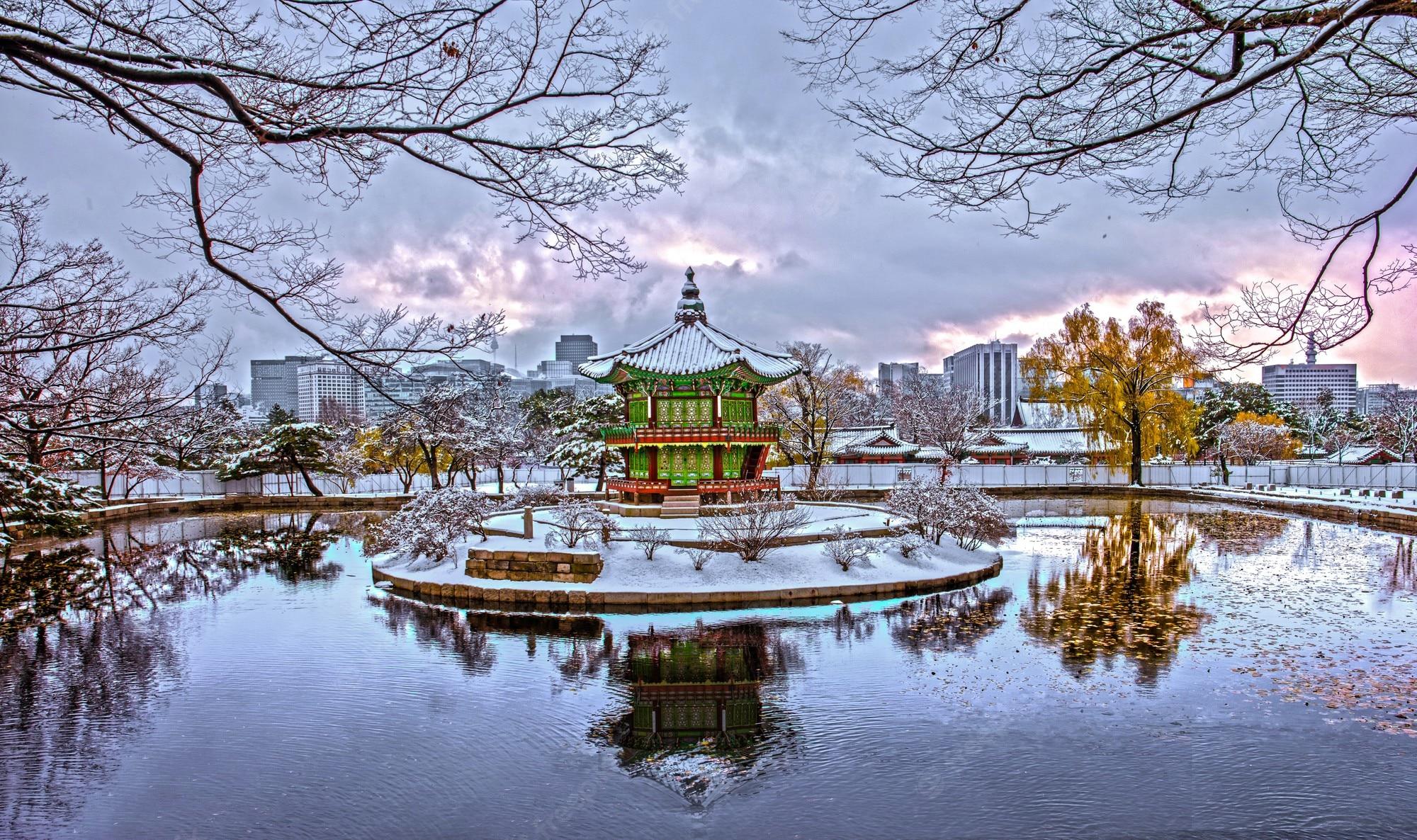 2000x1186 Premium Photo. Gyeongbokgung palace in winter of seoul, south korea
