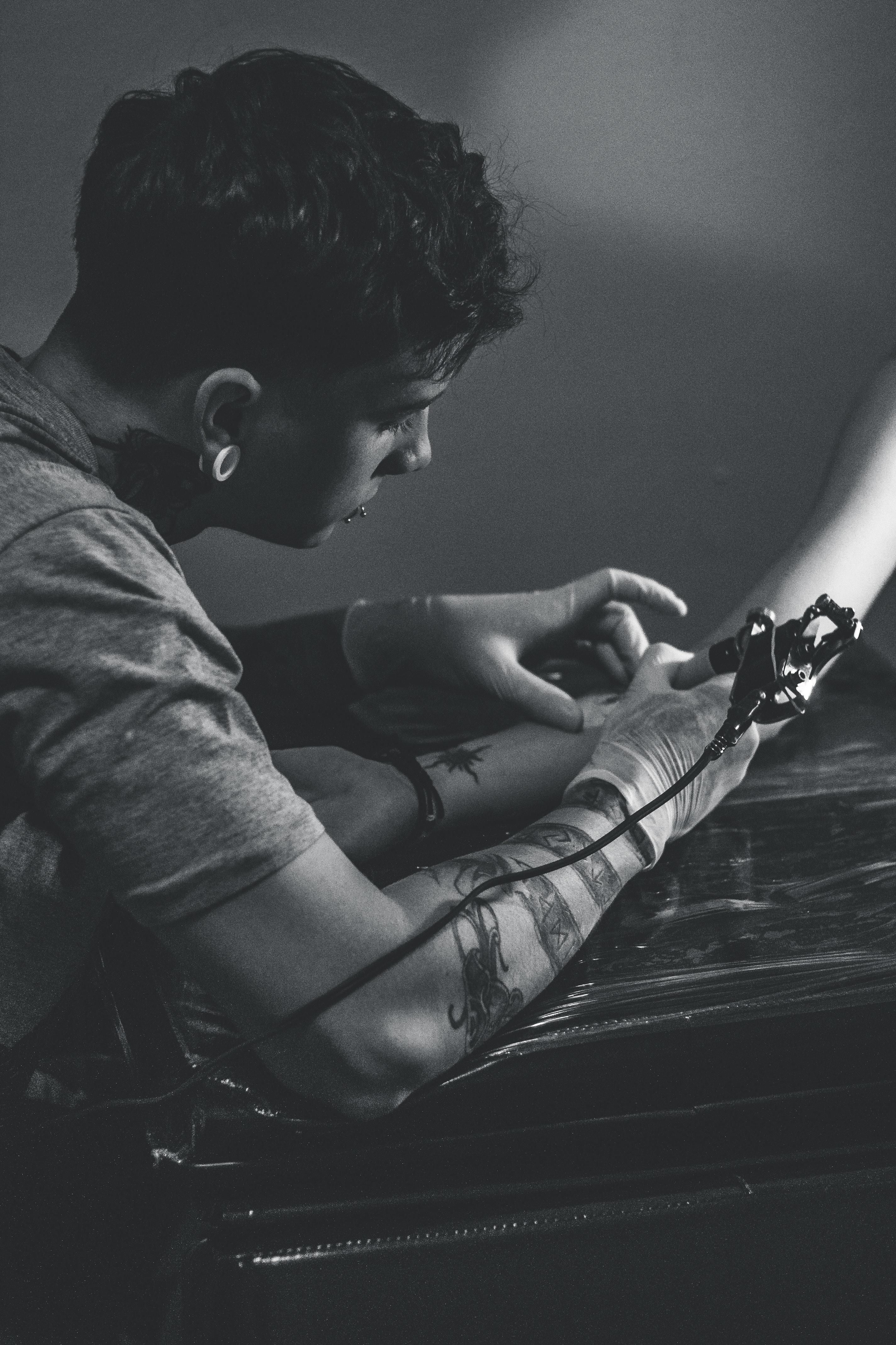 2848x4272 Tattoo Artist Photo, Download Free Tattoo Artist & HD Image