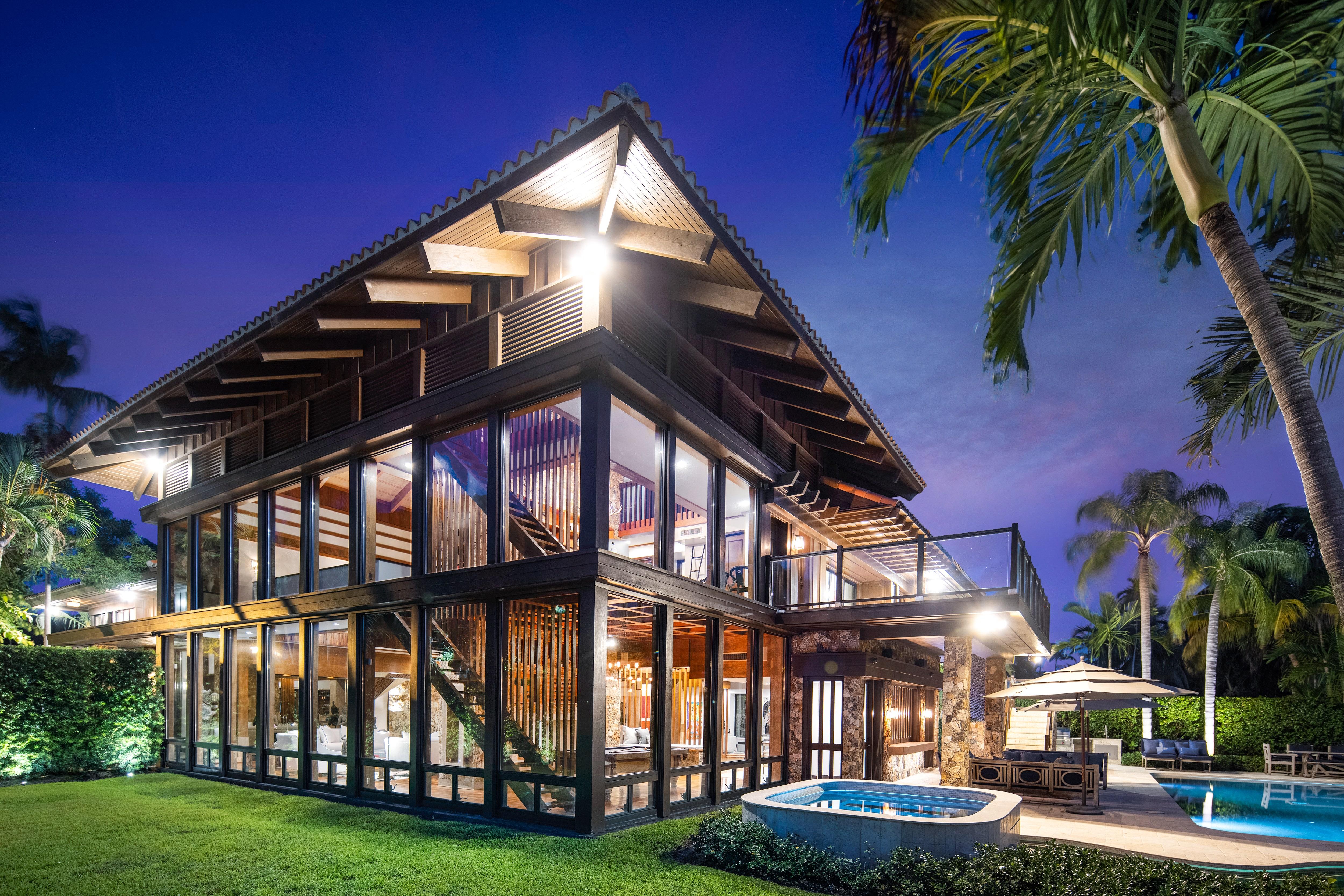5000x3335 Joe Jonas and Sophie Turner Buy Waterfront Glass House in Miami for $11 Million