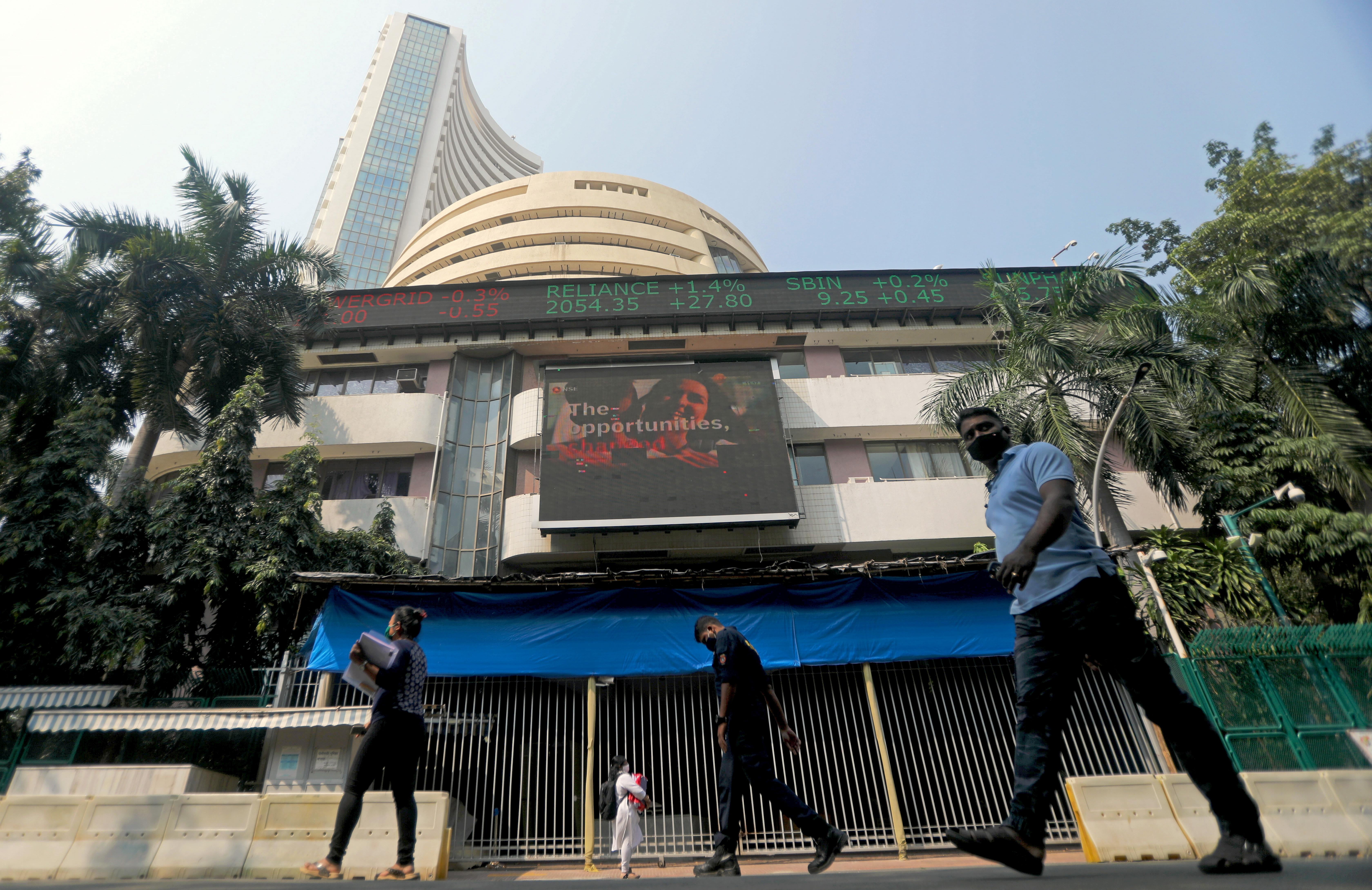 6720x4359 Indian shares close flat as banks offset losses in IT