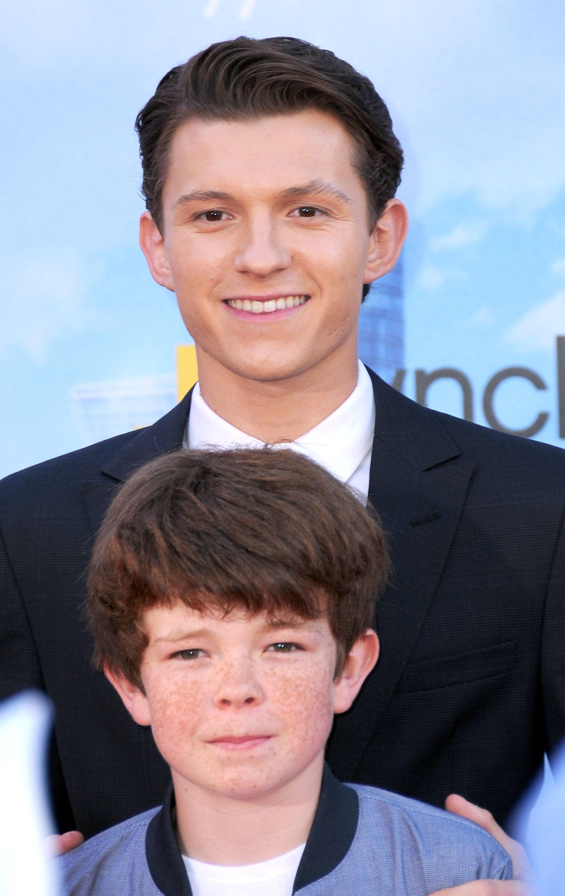 1974x3131 Cute Picture of Tom Holland's Family