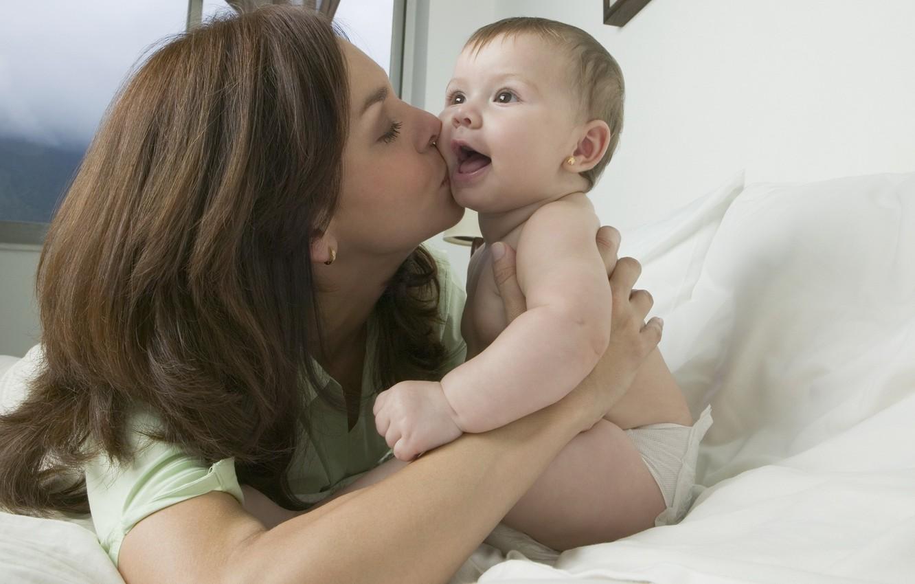 1332x850 Wallpaper child, baby, mom, kisses, a mother's love image for desktop, section ситуации