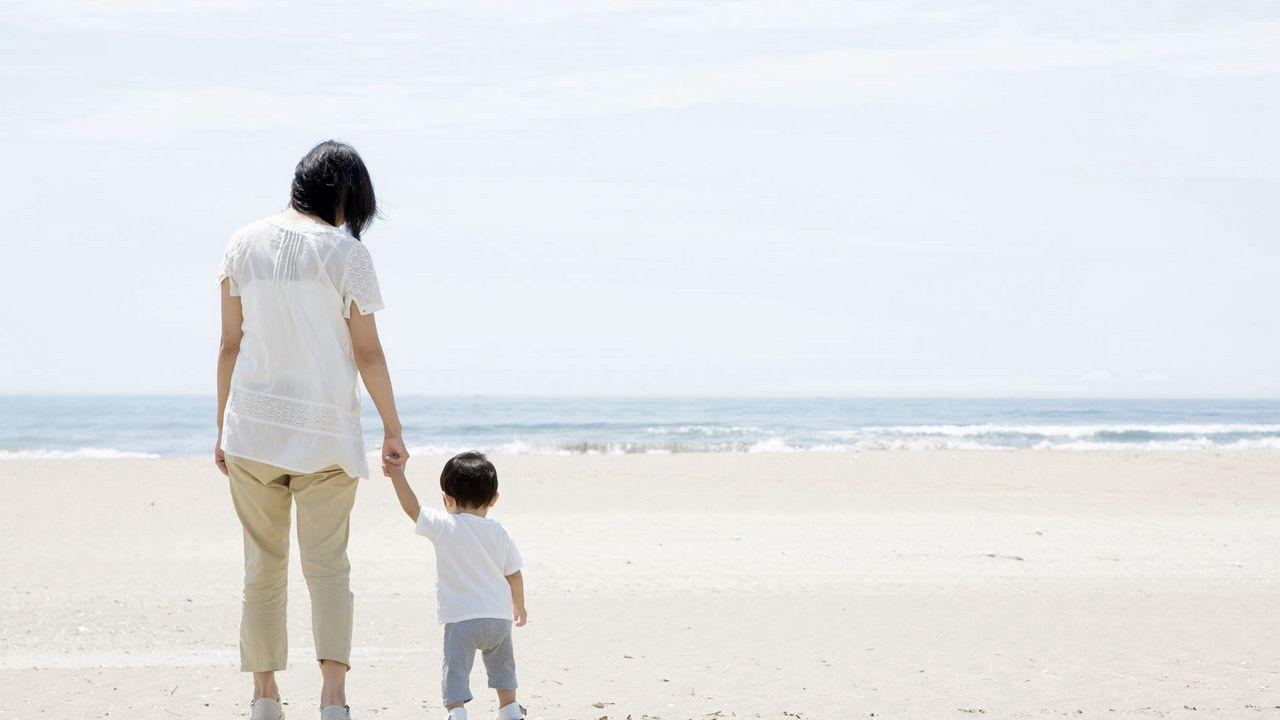 1280x720 Wallpaper baby, mother, walking, beach hd, picture, image