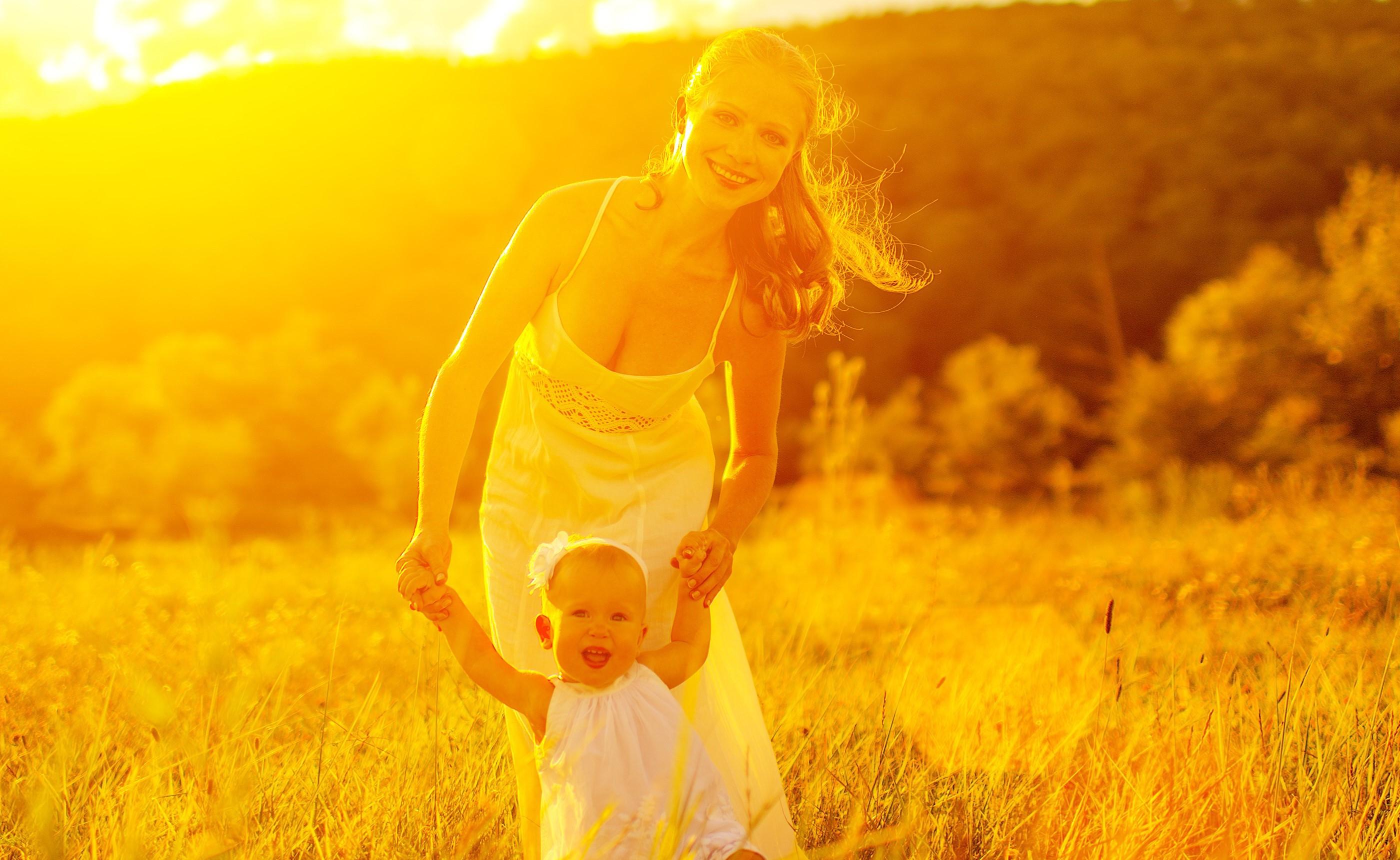 2800x1721 Mother, Little girls Gallery HD Wallpaper
