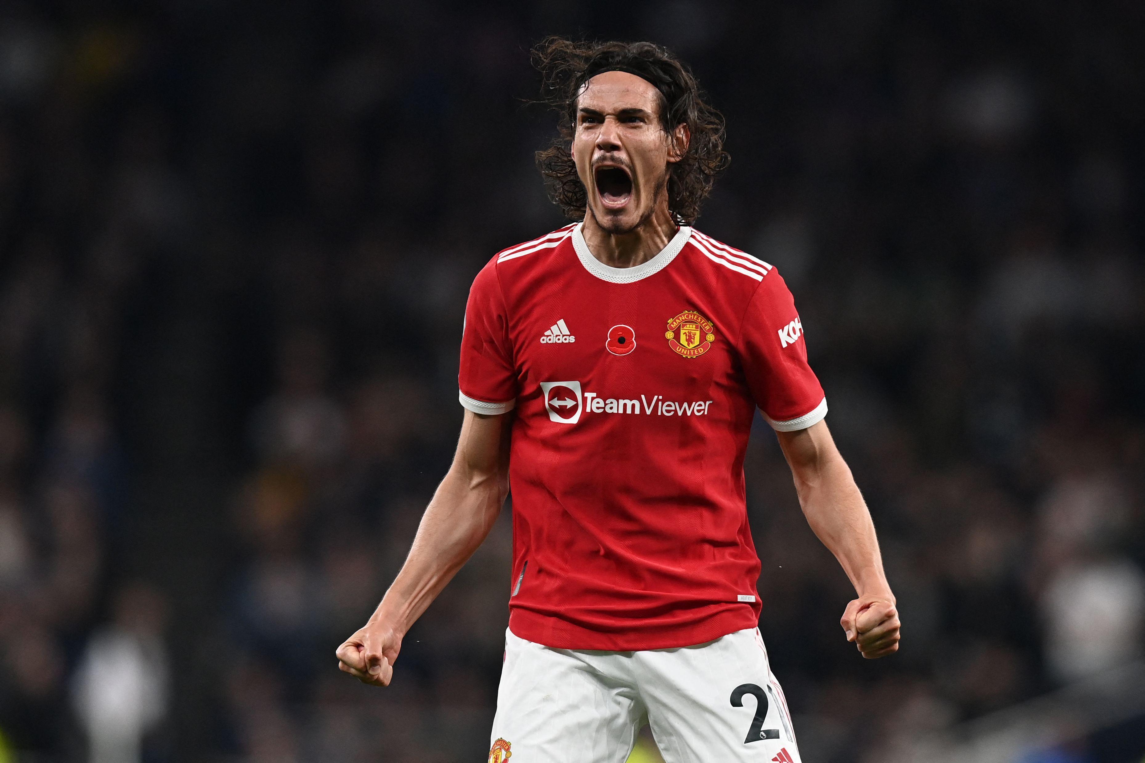3717x2478 Edinson Cavani issues injury update after missing Manchester derby