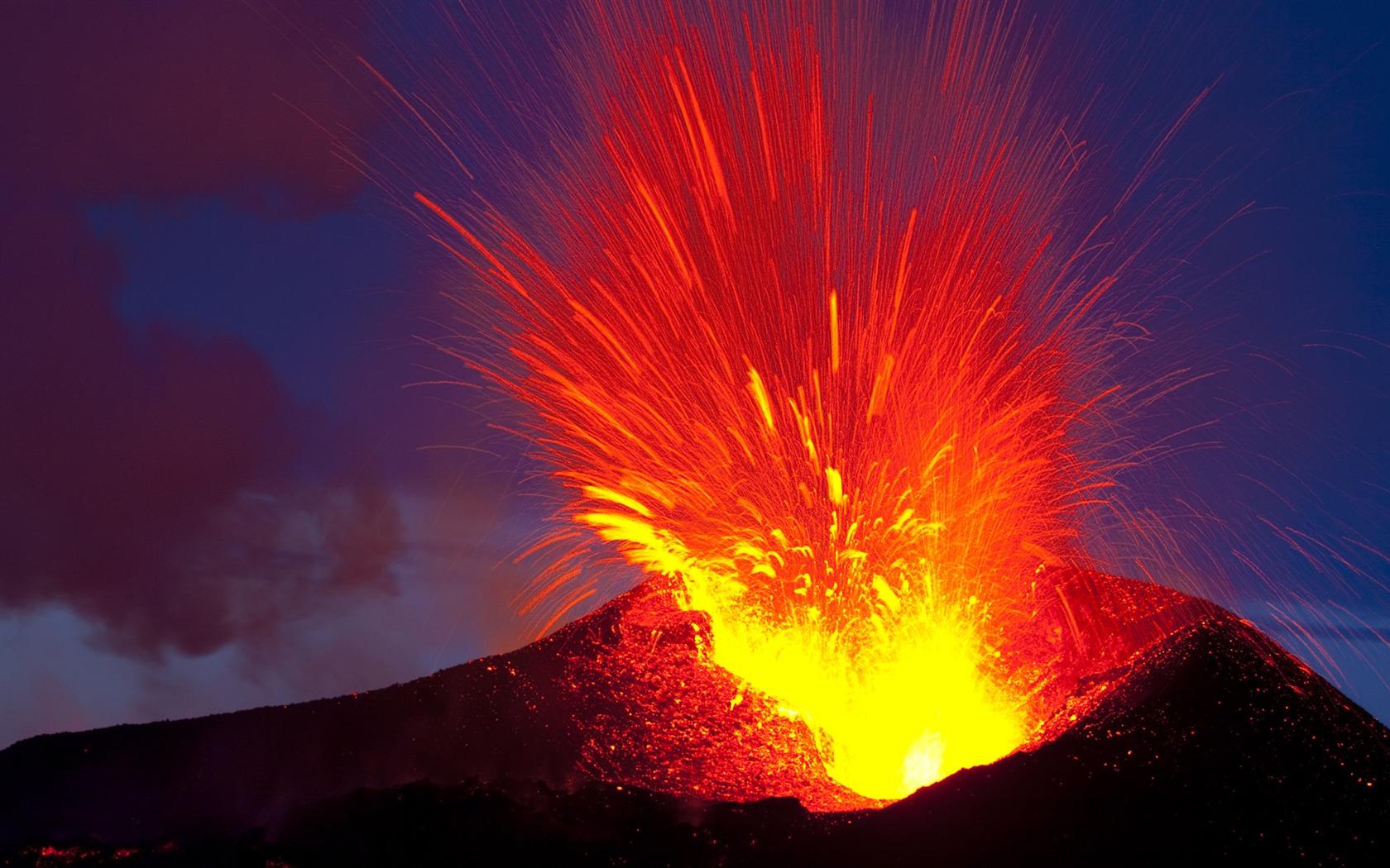 1680x1050 Volcanic eruption magma HD photography wallpaper 15