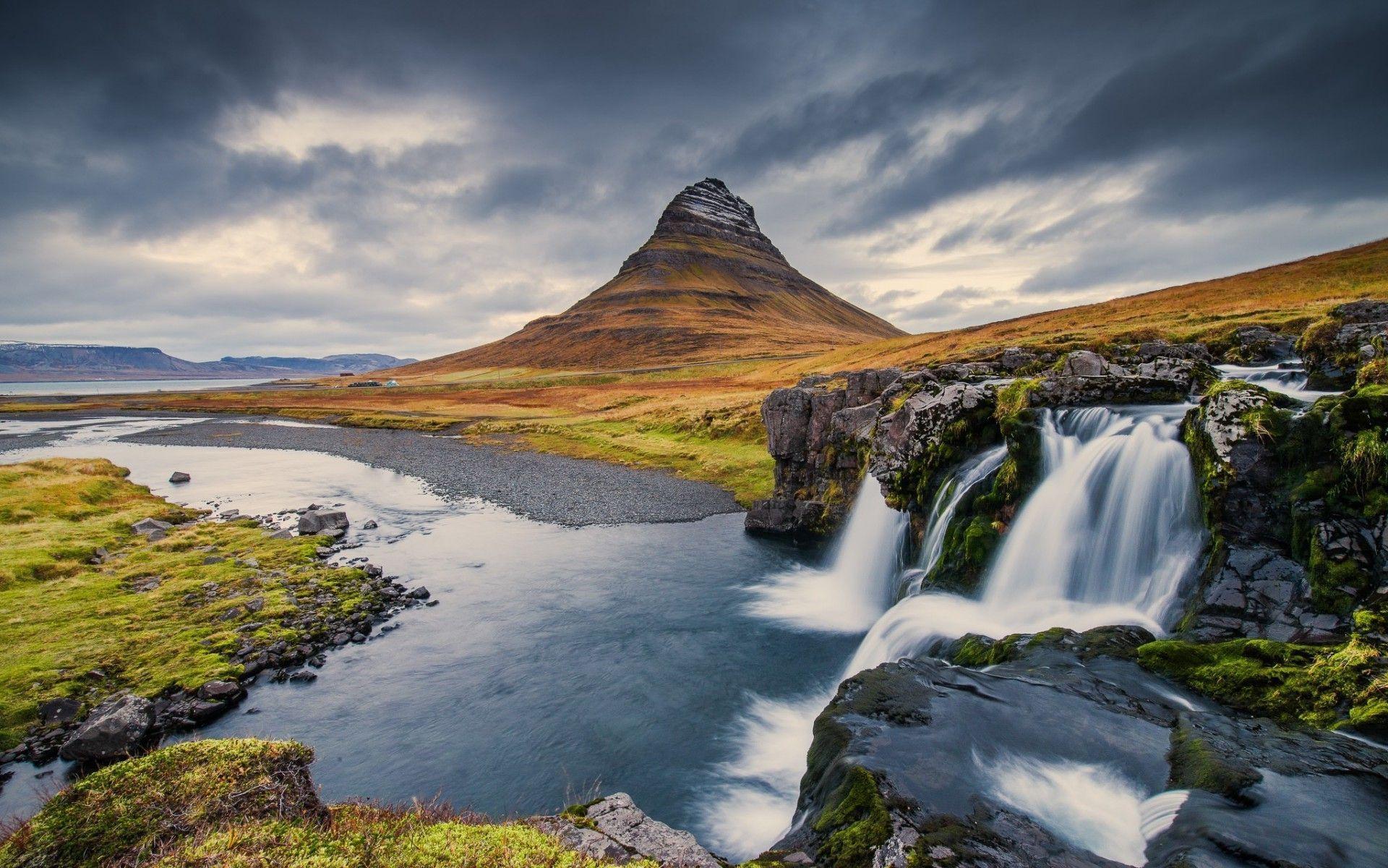 Iceland Desktop Wallpapers sẽ giúp bạn trang trí màn hình của mình với những cảnh đẹp tuyệt mỹ về đất nước Bắc Âu. Từ đường phố cổ điển đến bờ biển xanh ngọc của Iceland, hình ảnh đẹp này sẽ làm cho bạn cảm thấy như đang đứng giữa thiên nhiên trong tốc độ sống vội vàng hàng ngày.