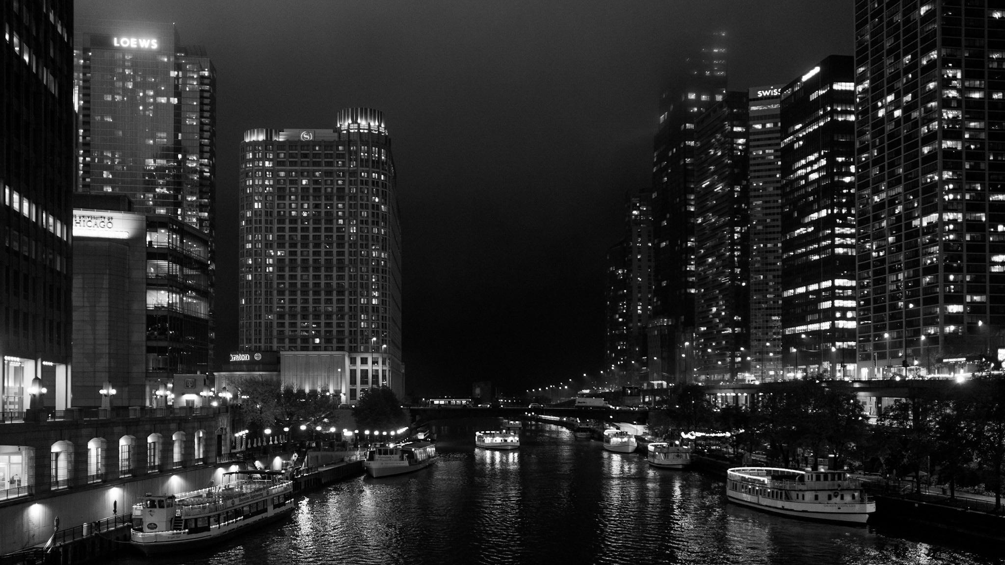 2048x1152 Chicago River in Black and White