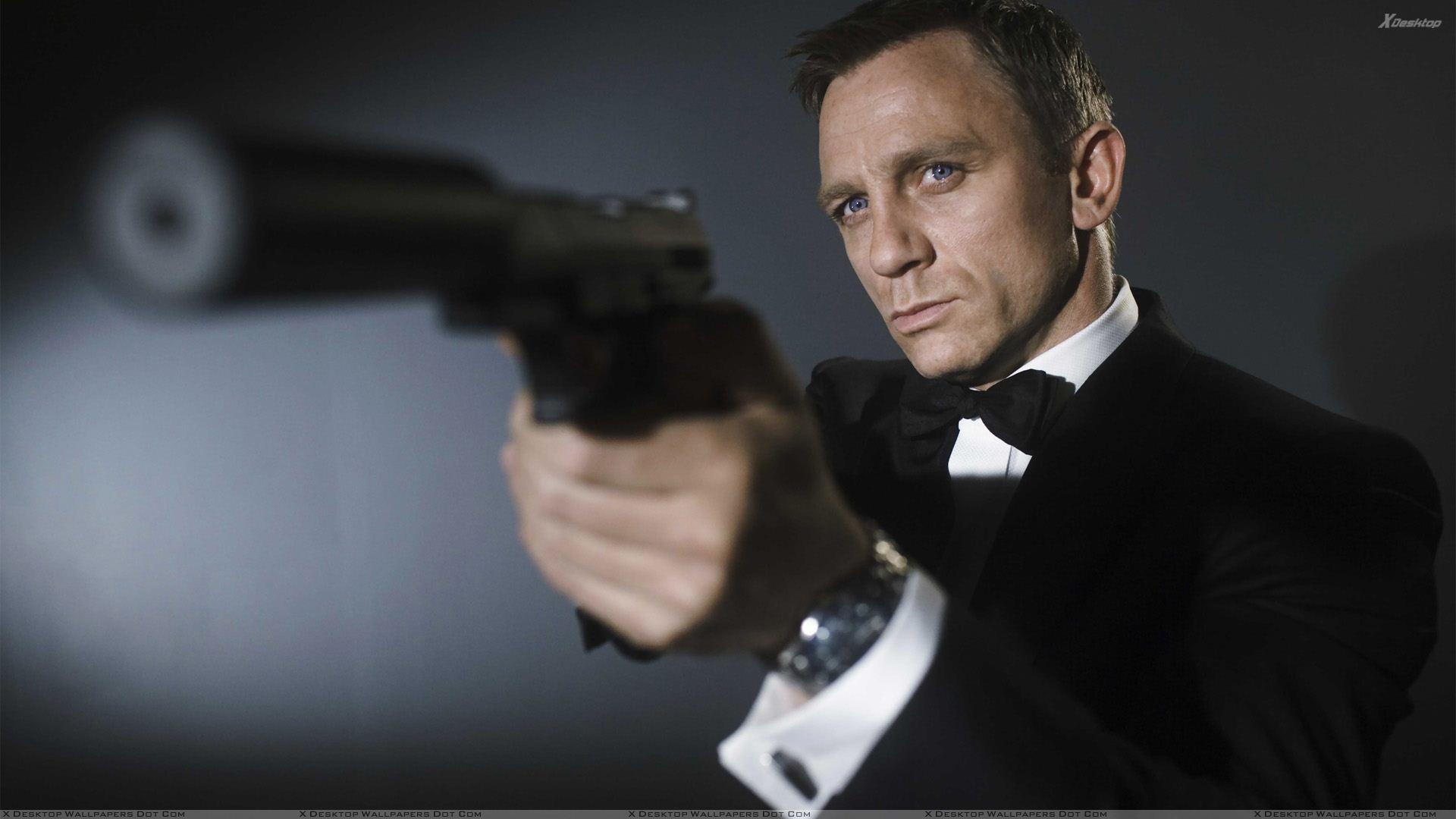 1920x1080 Daniel Craig As A James Bond Gun In Hand Photohoot Wallpaper
