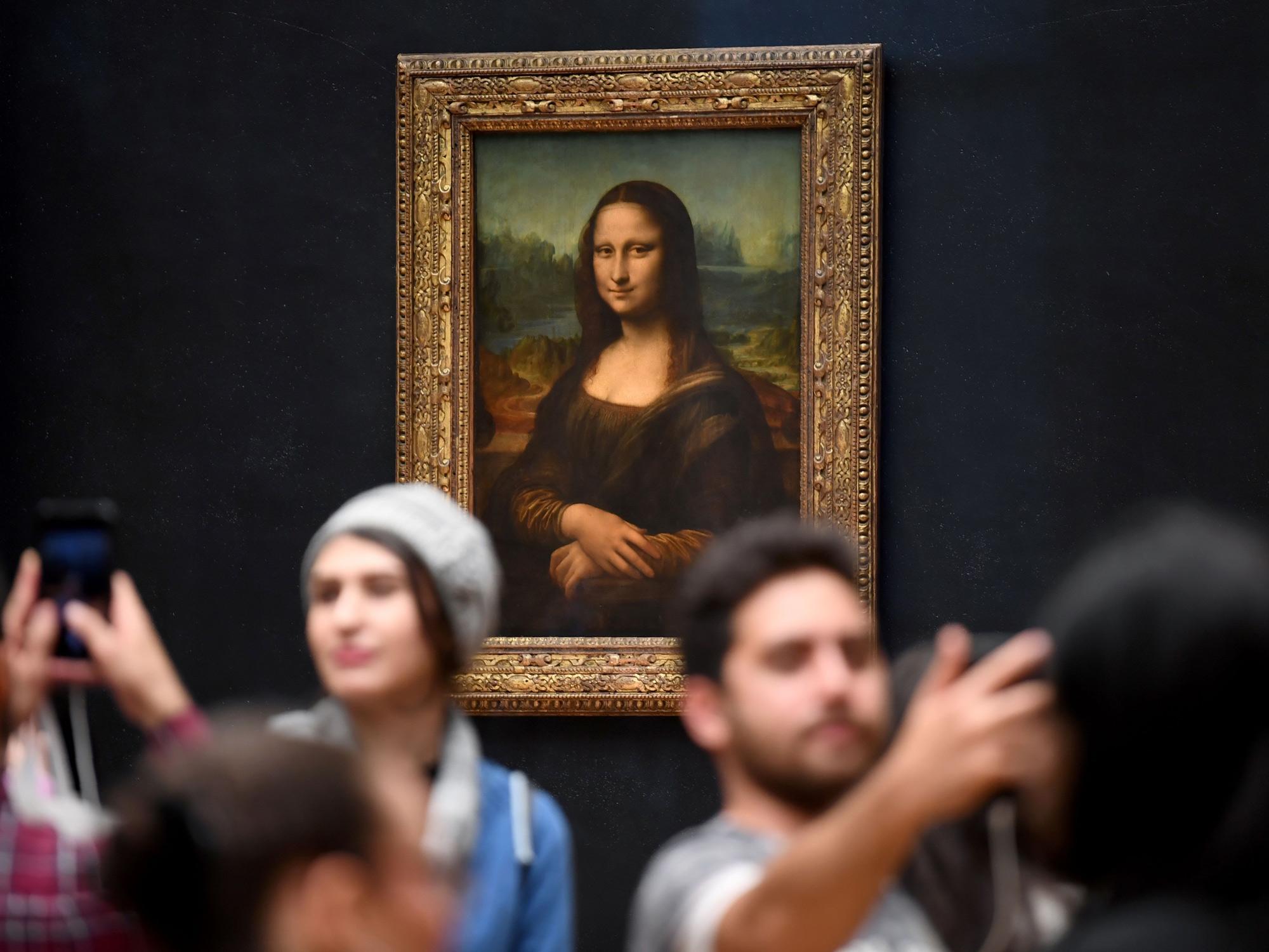 2000x1500 Mona Lisa Cake Attack: Man in Wig Throws Pie at Painting in Louvre