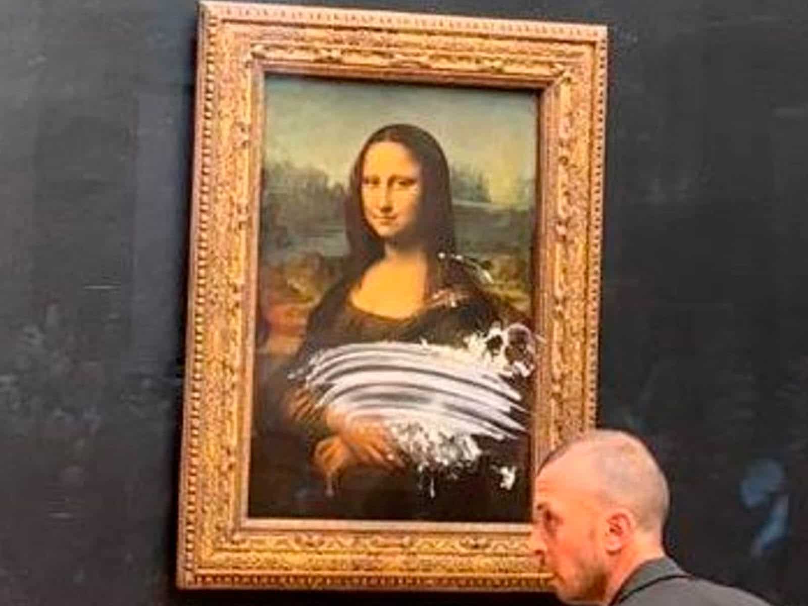 1600x1200 Costumed man slaps Mona Lisa with cake
