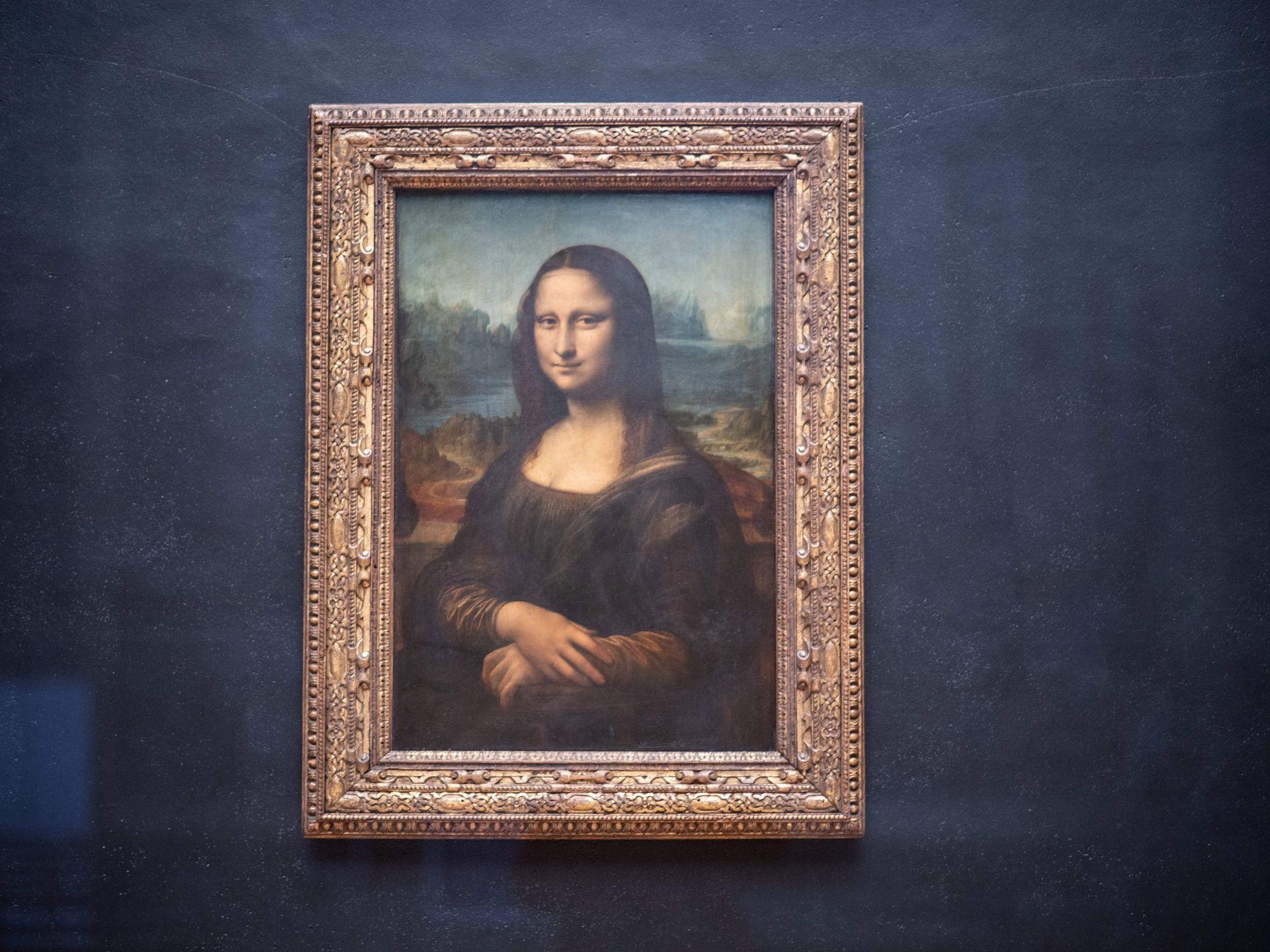 1920x1440 Man in wig throws cake at Mona Lisa in apparent climate protest