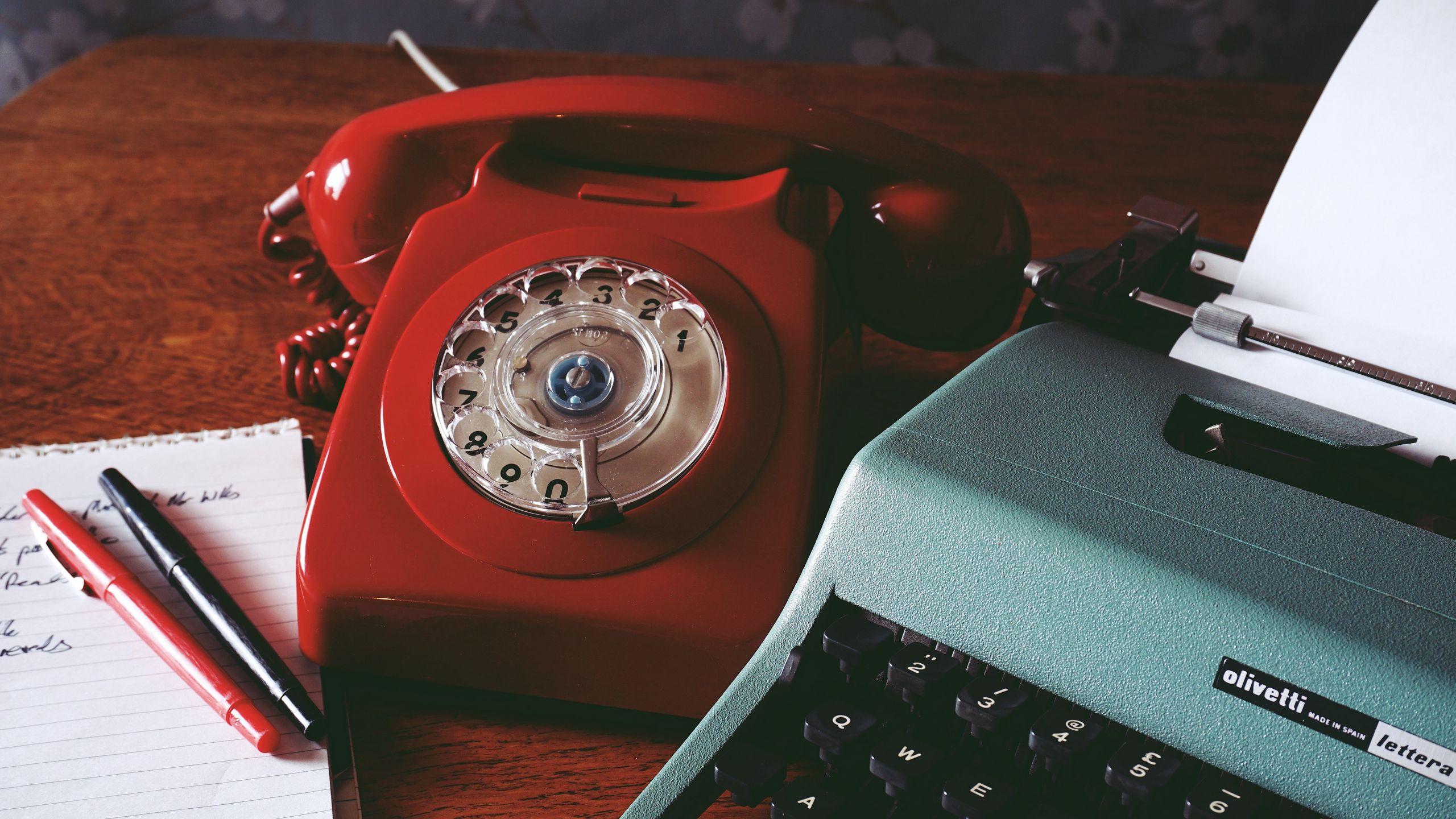 2560x1440 Download wallpaper 2560x1440 phone, retro, vintage, red widescreen 16:9 HD background