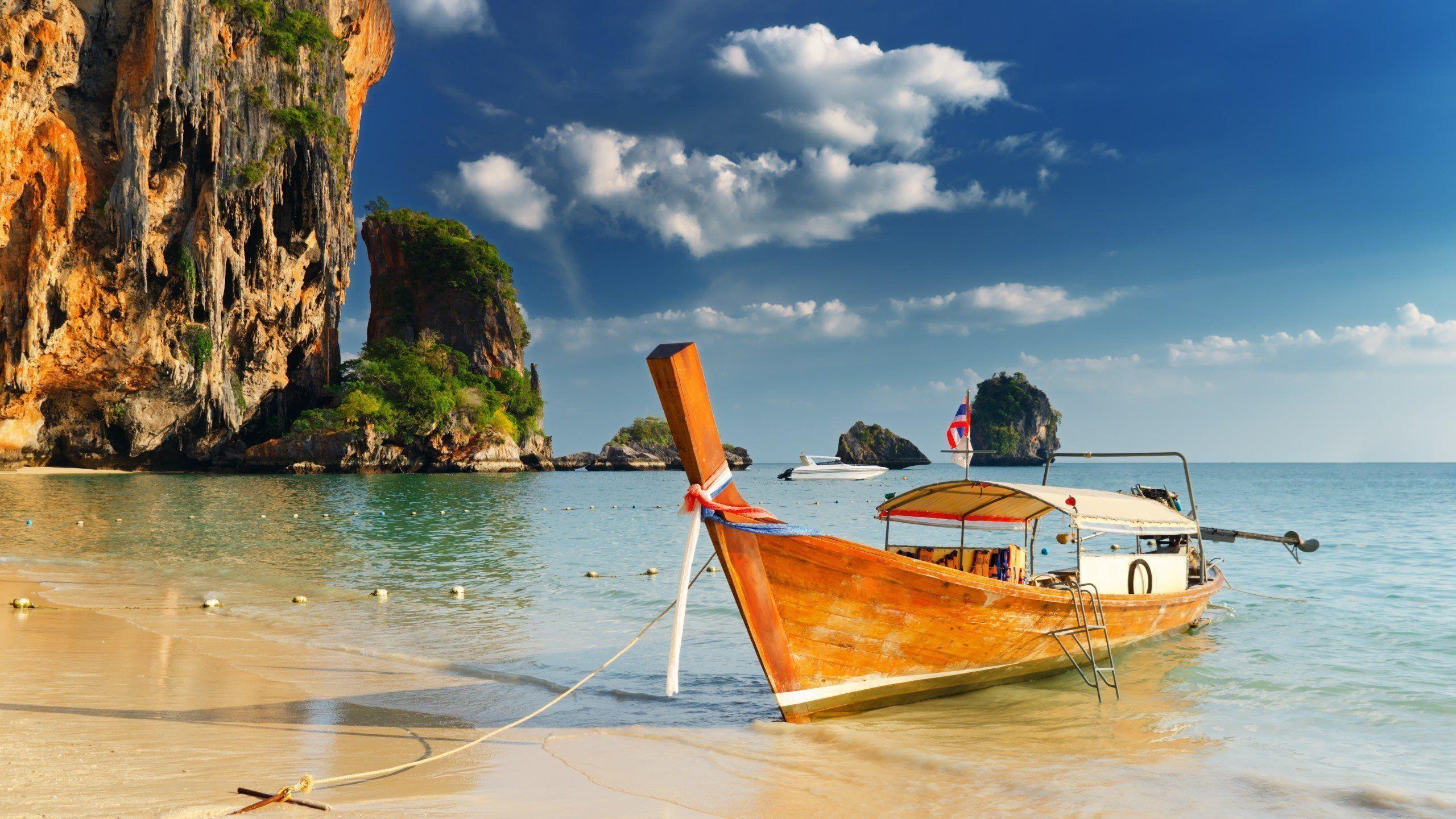 2560x1440 Boat Wallpaper