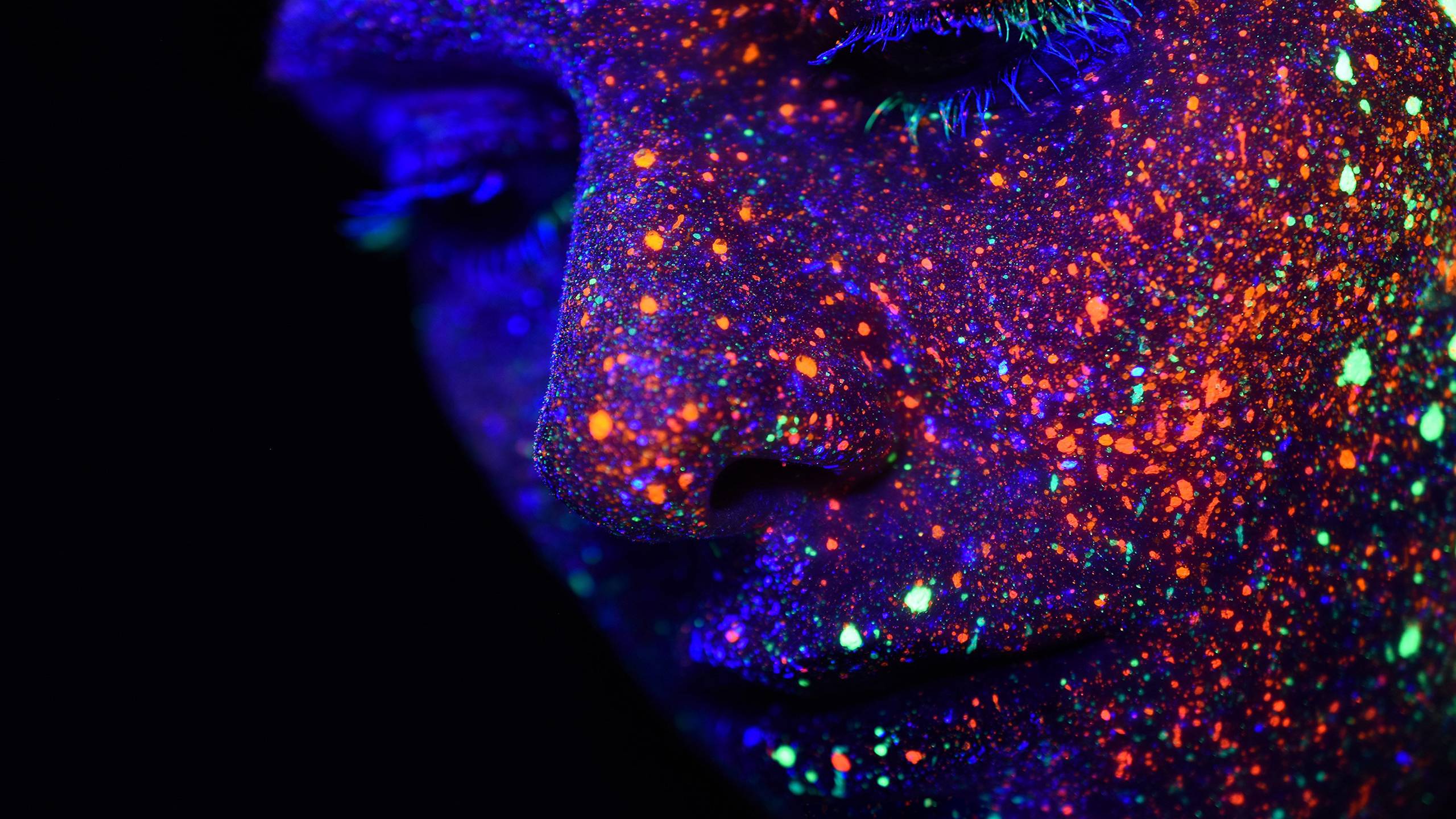 2560x1440 Wallpaper of the Week: Black light Photography