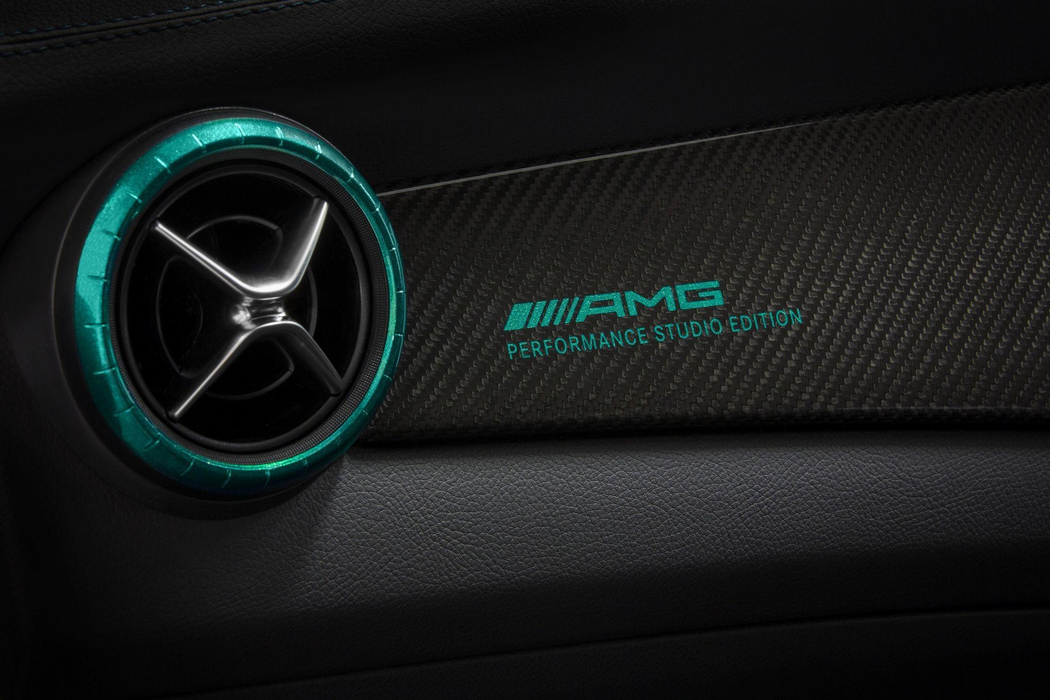 2048x1365 Mercedes Benz Logo Wallpaper